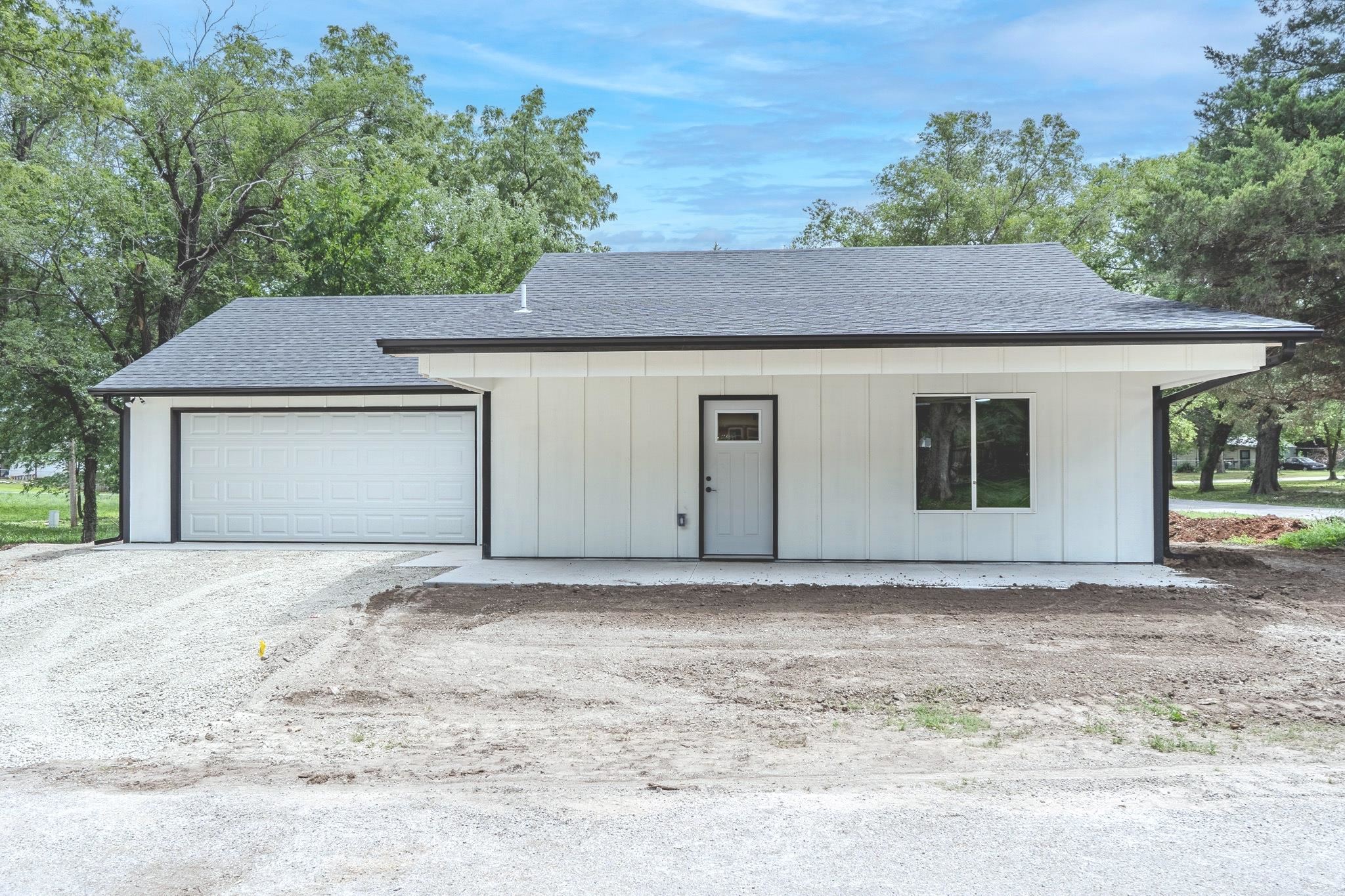 212 N West St, Leon, KS 67074