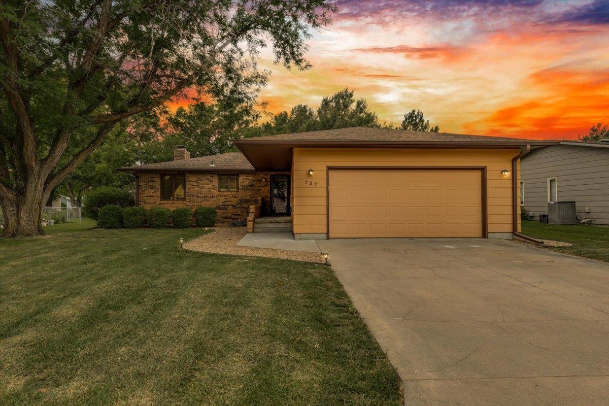 727 Crescent, Hesston, KS 67062
