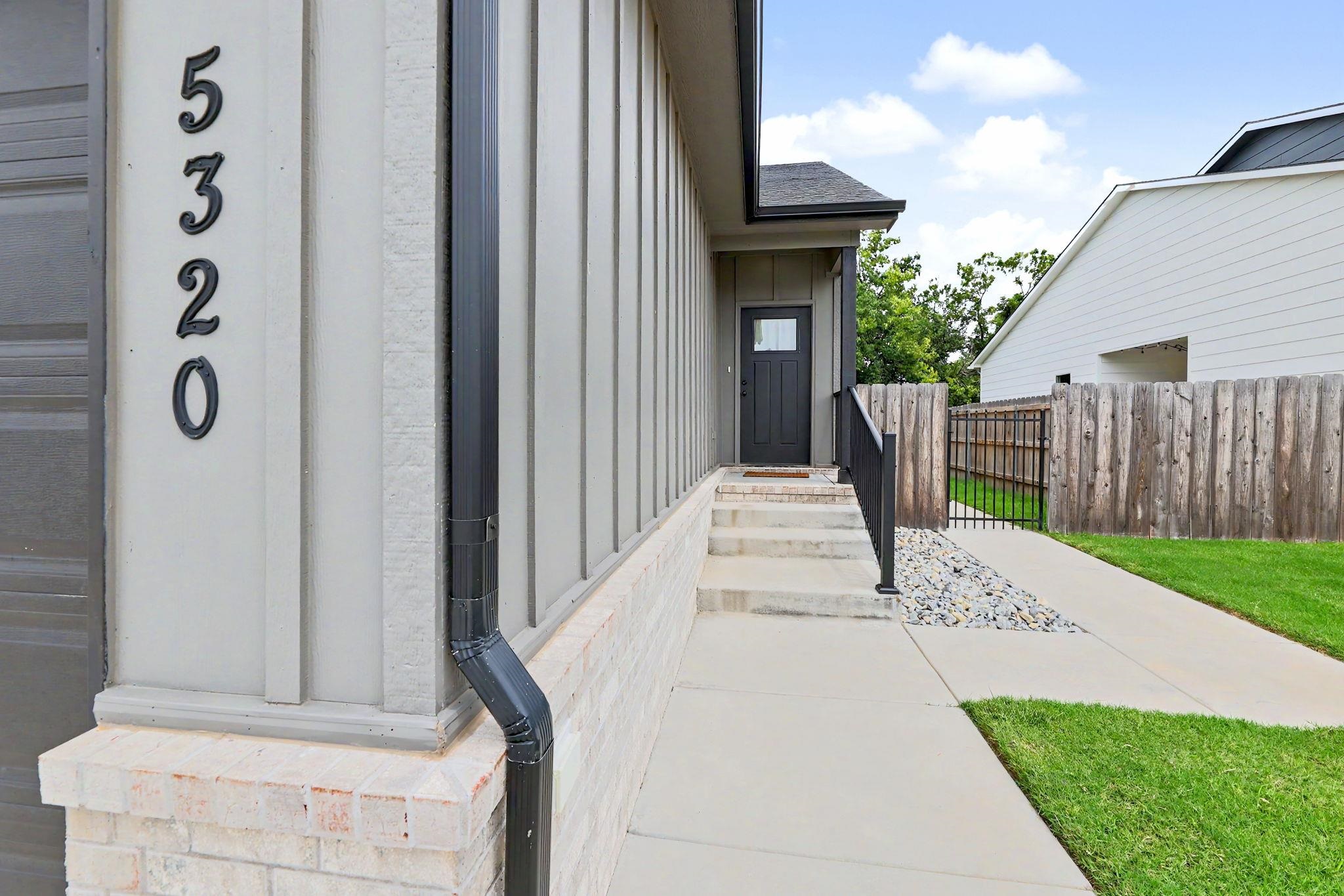 5320 N Pinecrest St, Bel Aire, KS 67220