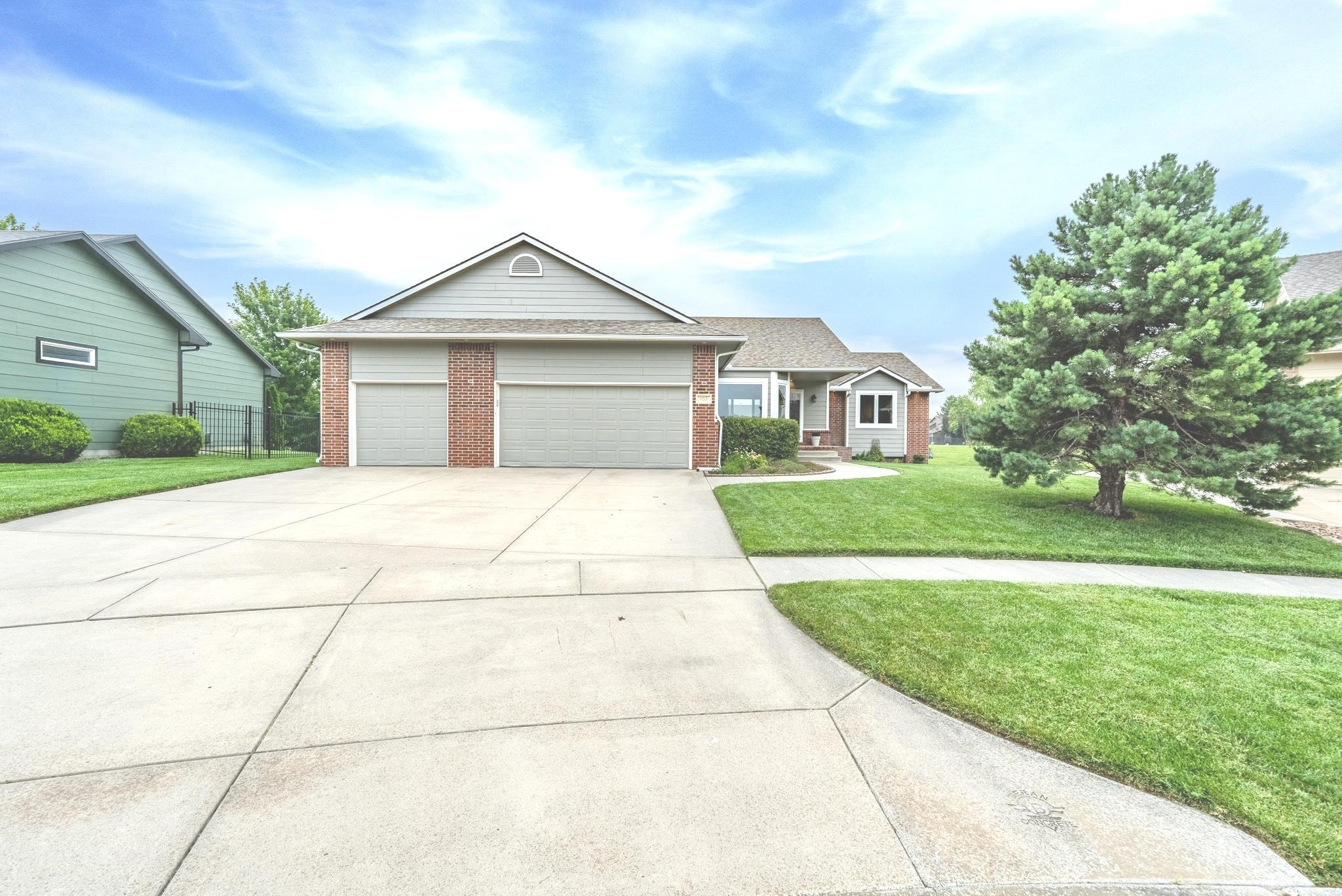933 E Lost Hills Ct, Derby, KS 67037