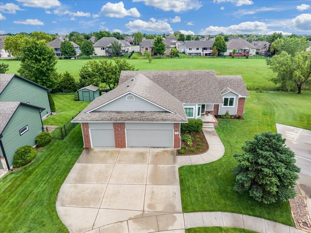 933 E Lost Hills Ct, Derby, KS 67037