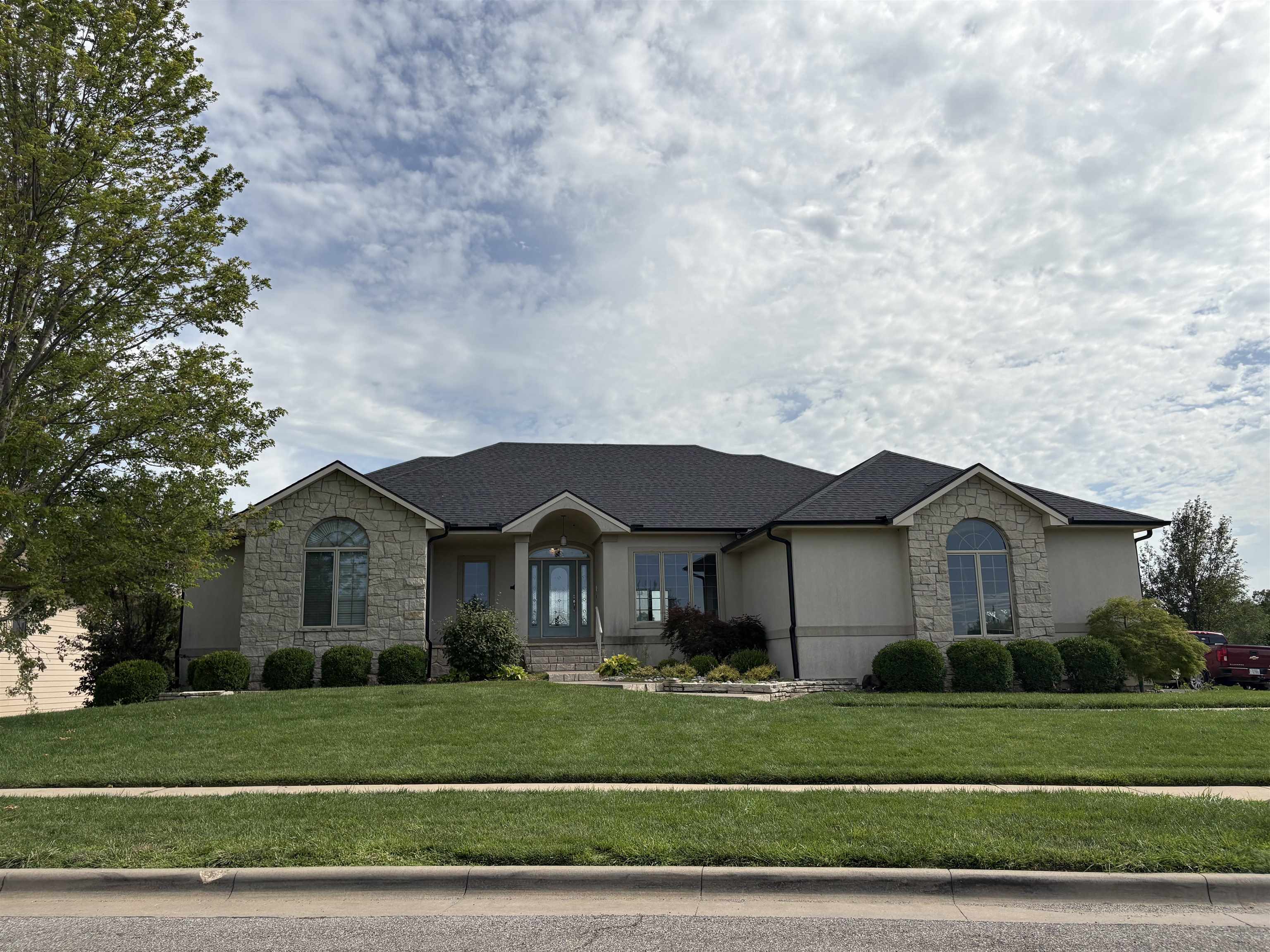 2204 Pinecrest Cir, Salina, KS 67401