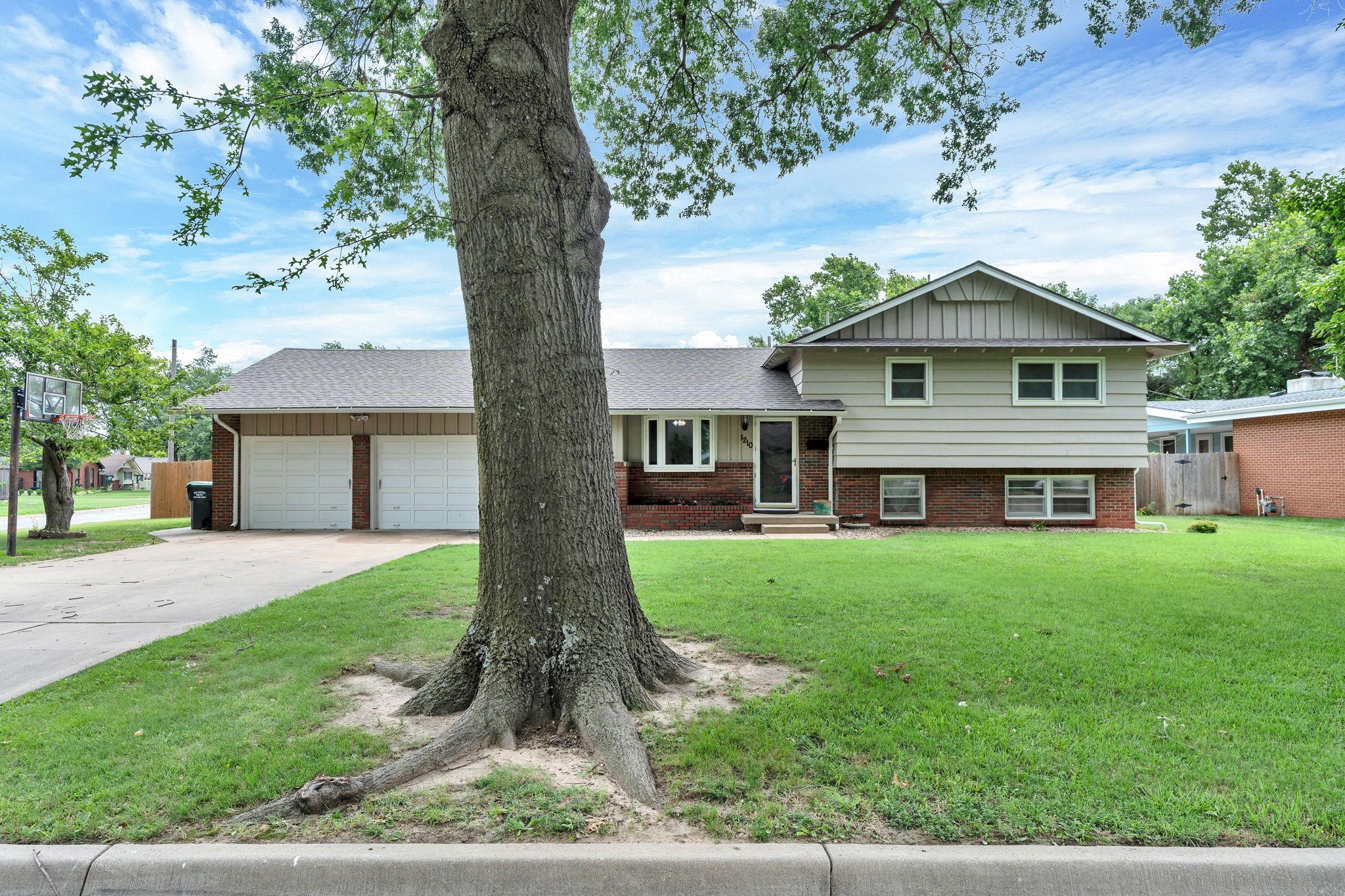 1210 N Farmstead St, Wichita, KS 67208