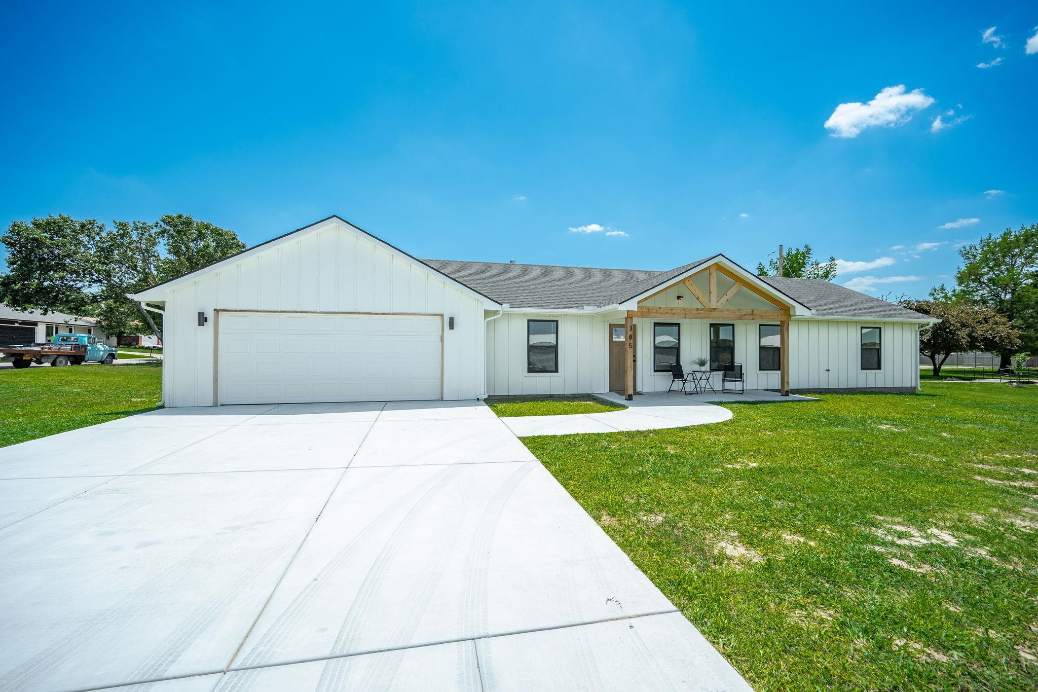 765 N Kansas Ct, Benton, KS 67017