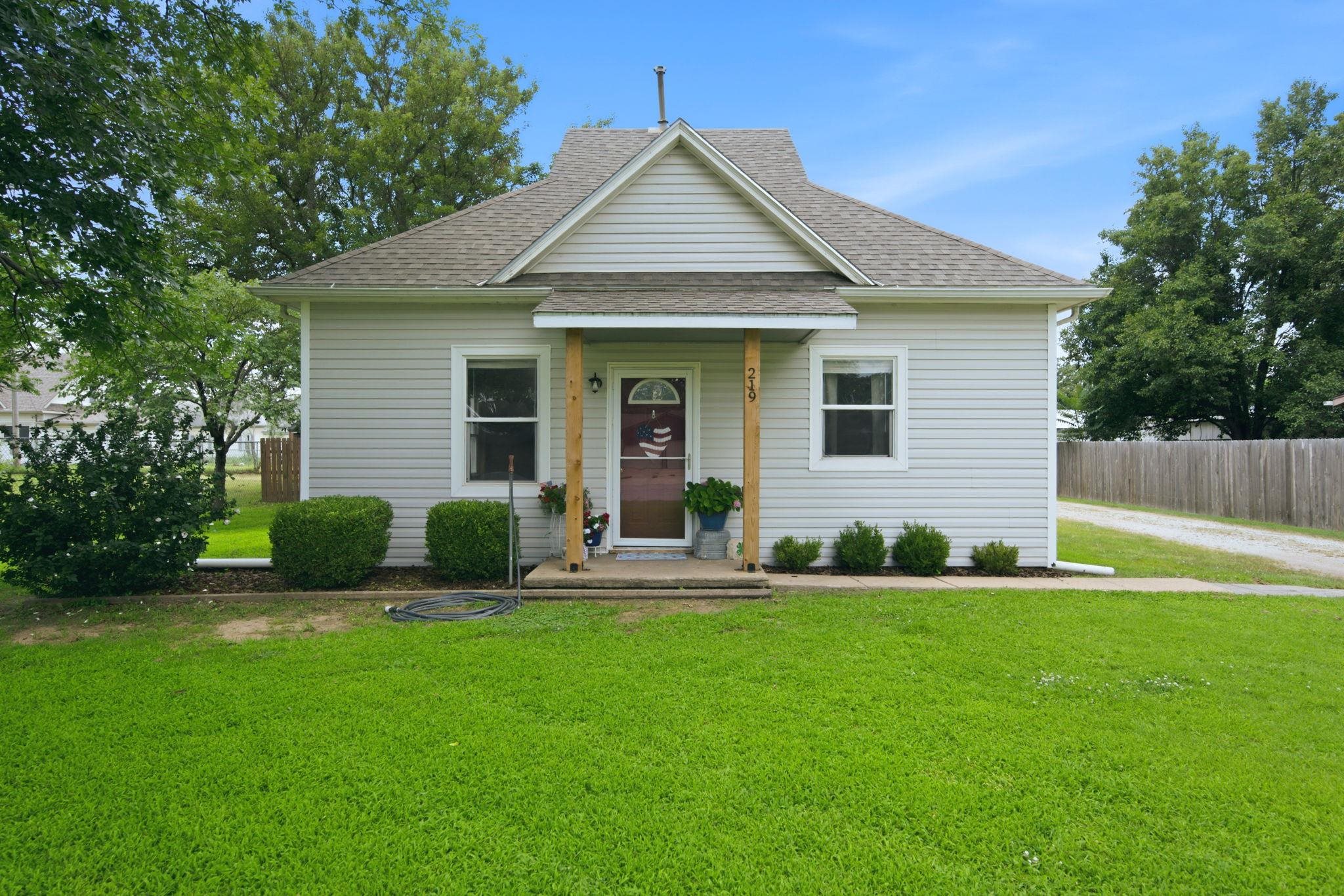 219 S Robbins Rd, Norwich, KS 67118