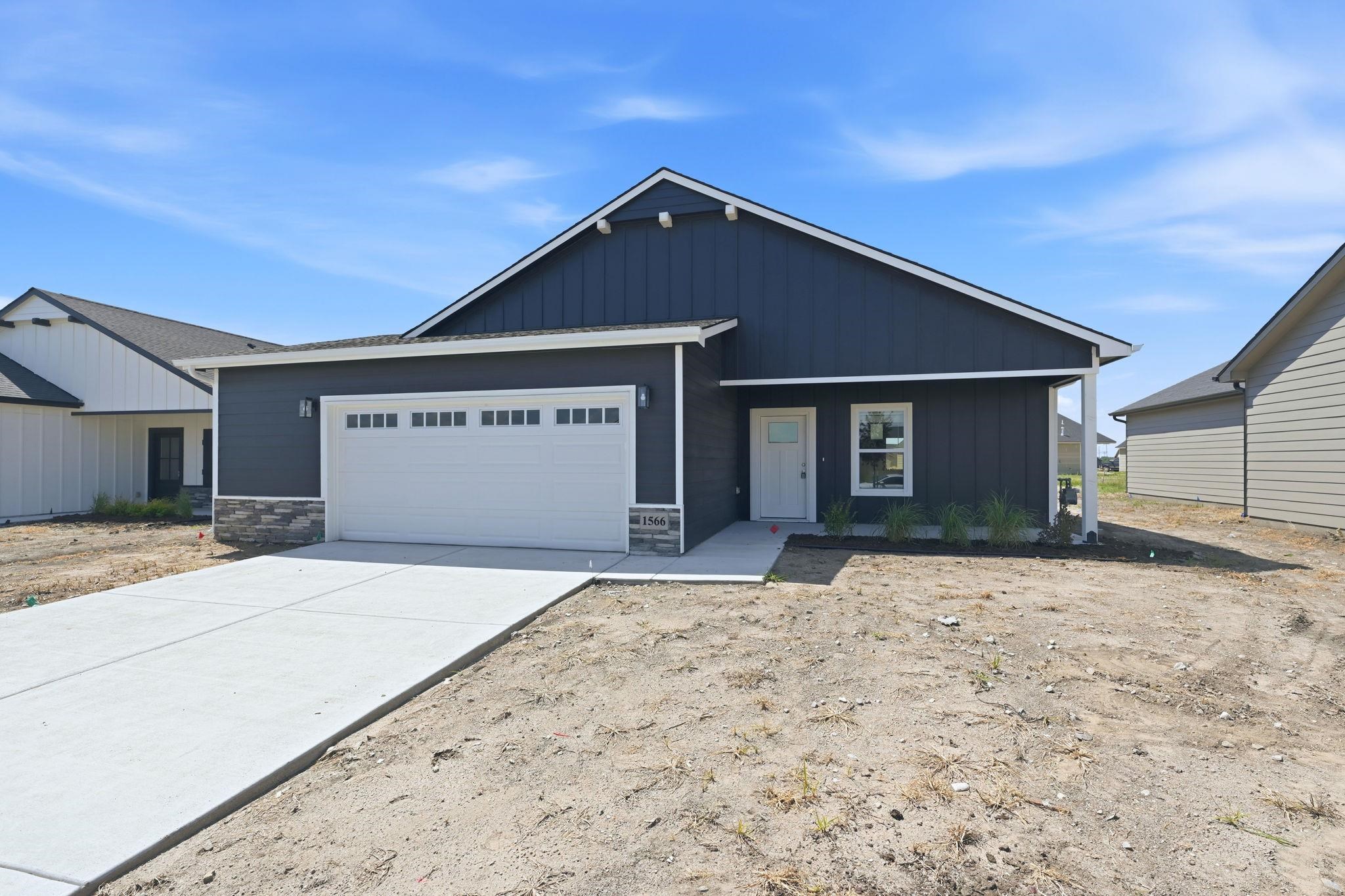 1566 N Emerald Valley Dr, Mulvane, KS 67110