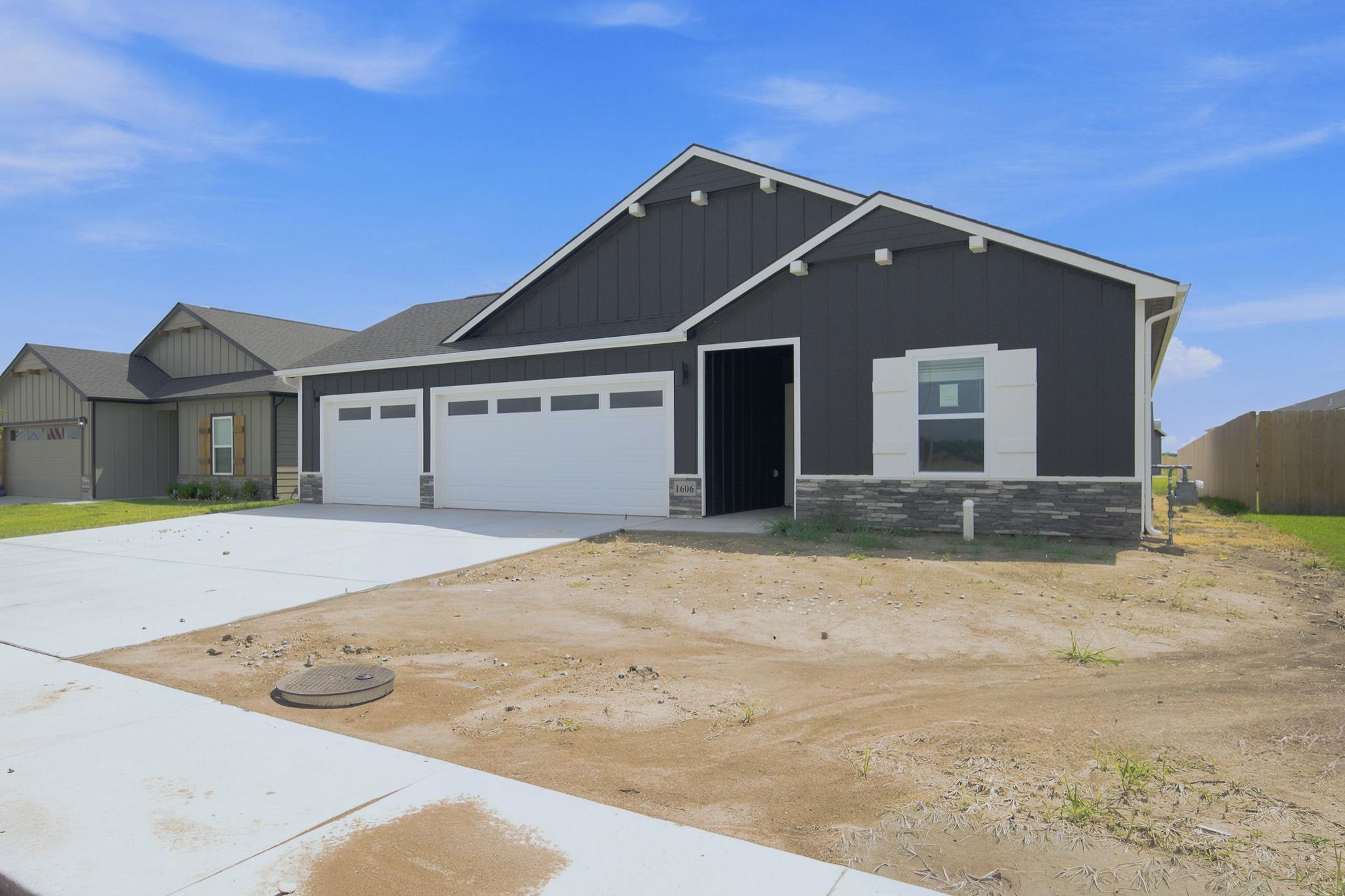 1606 N Topaz Ln, Mulvane, KS 67110