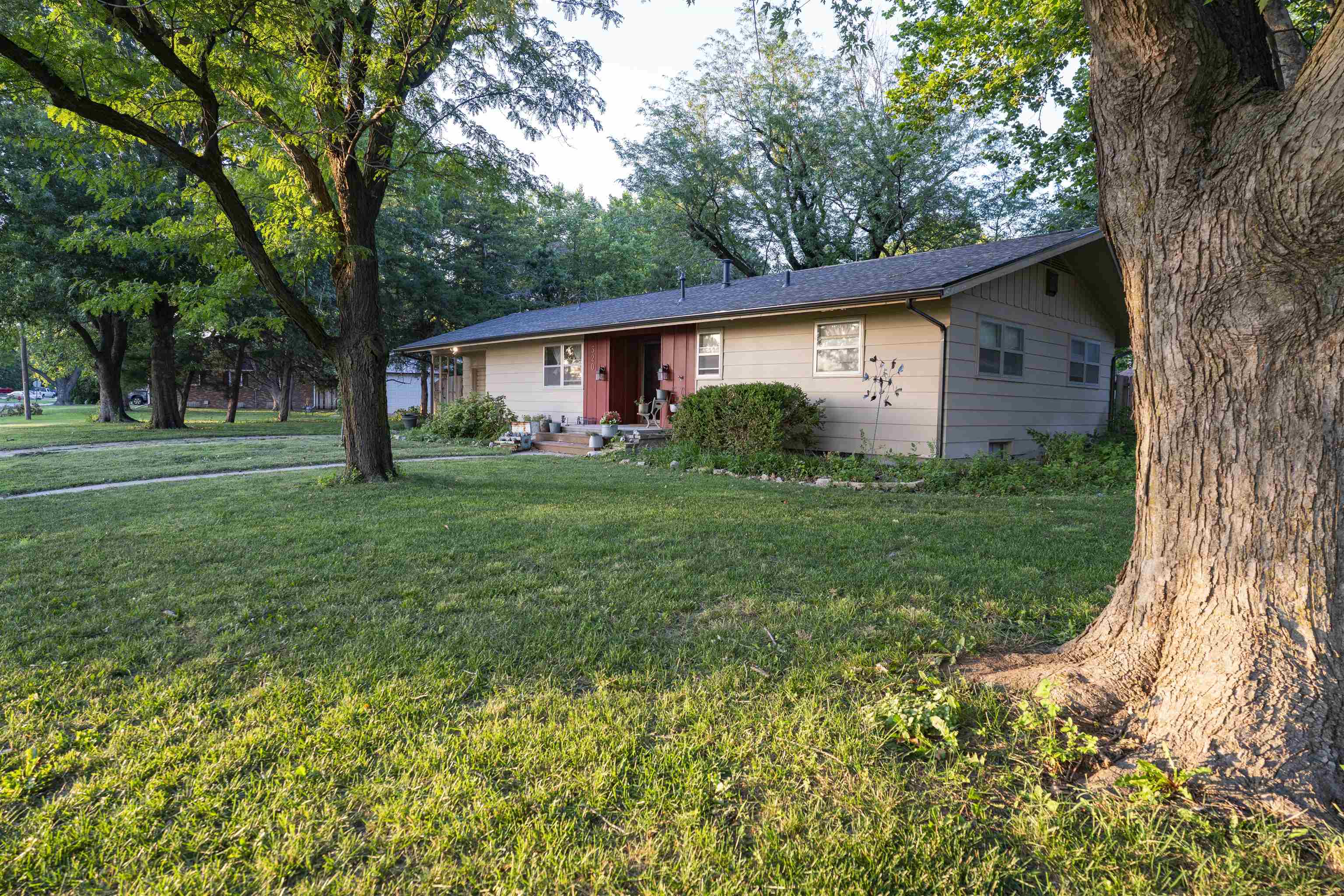 320 S Erb St, Hesston, KS 67062