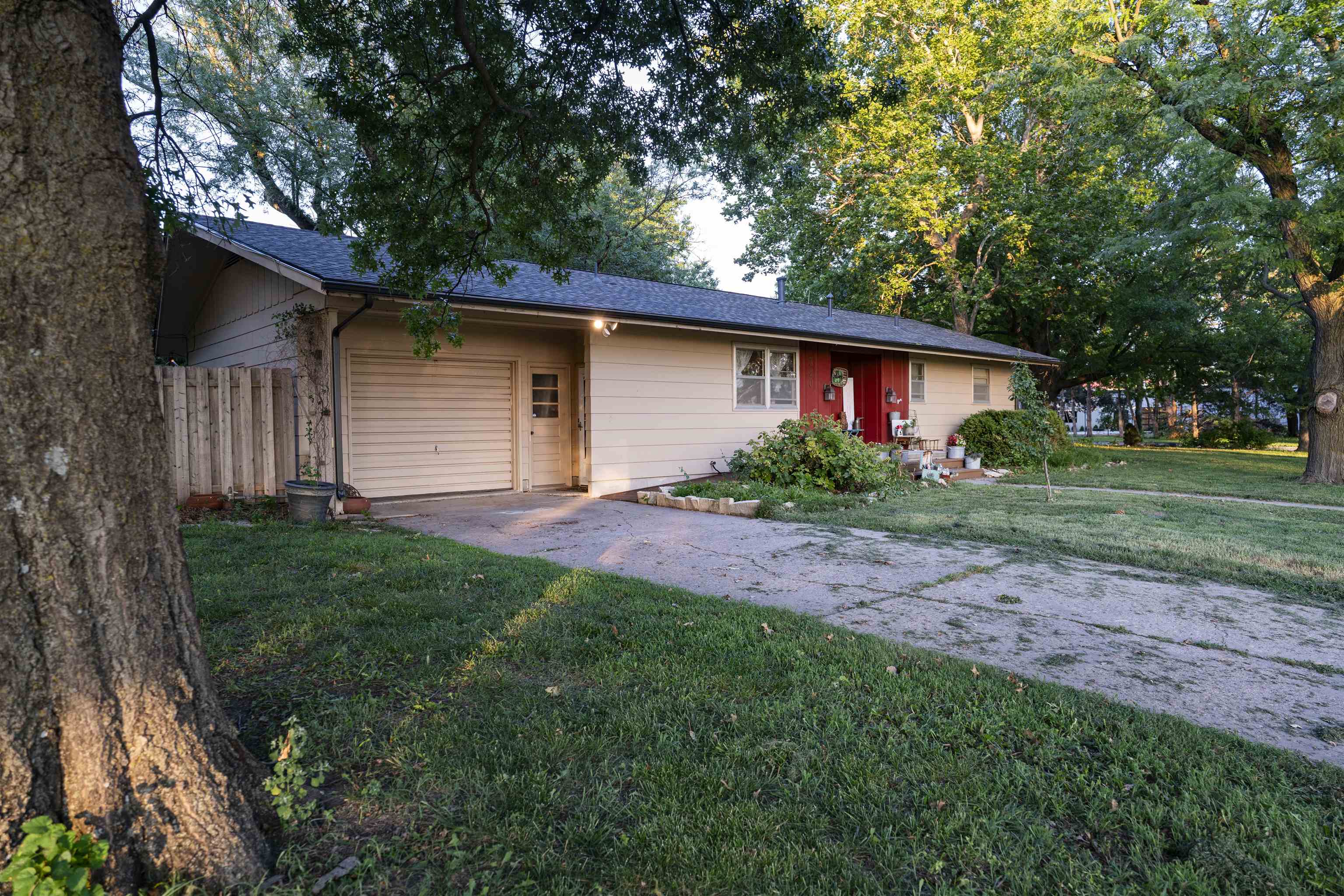 320 S Erb St, Hesston, KS 67062