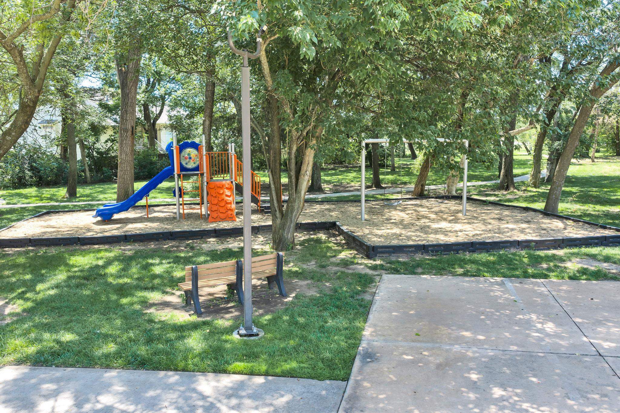 142 S Maple Dunes Ct, Wichita, KS 67235