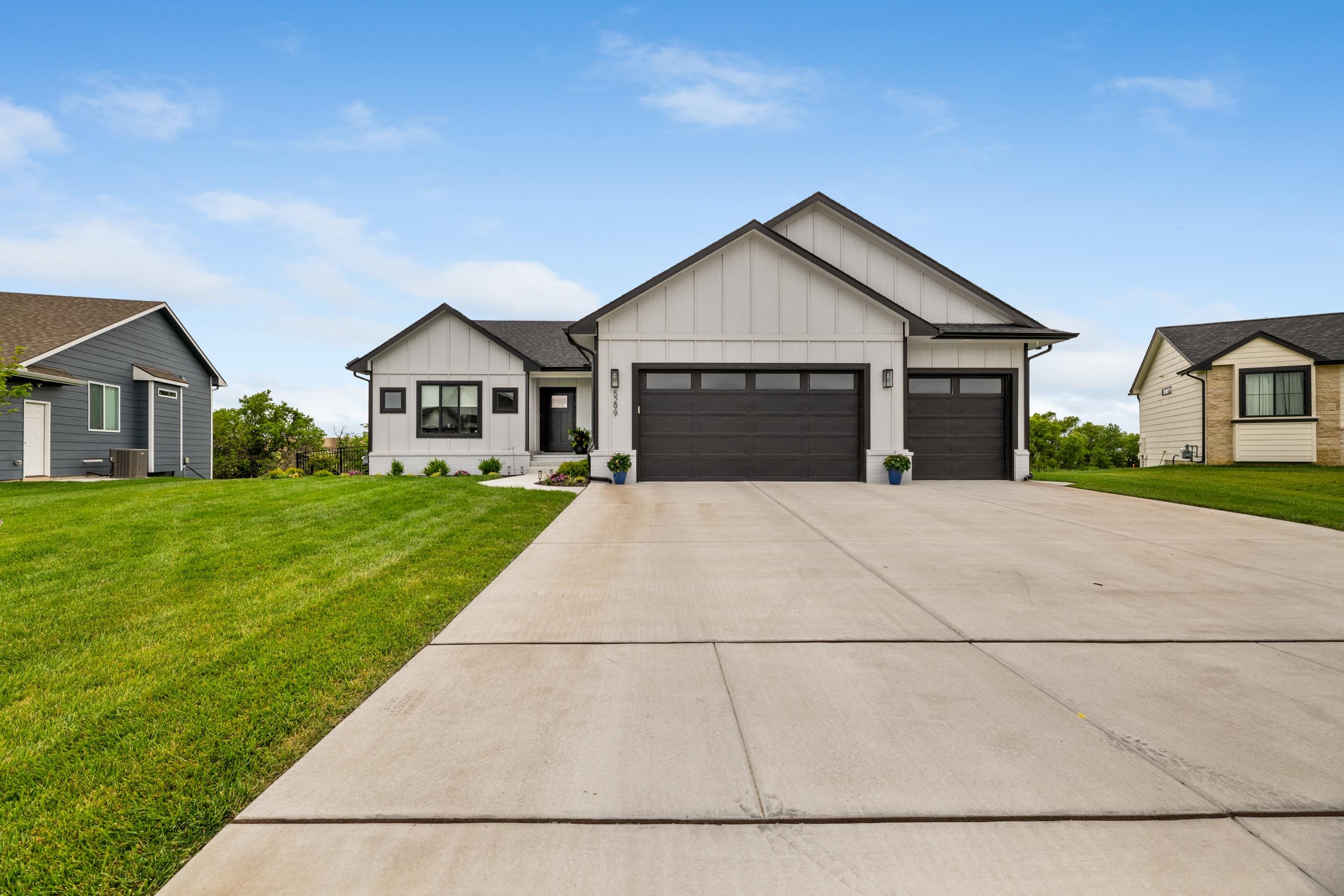 5299 N Hampton St, Bel Aire, KS 67226