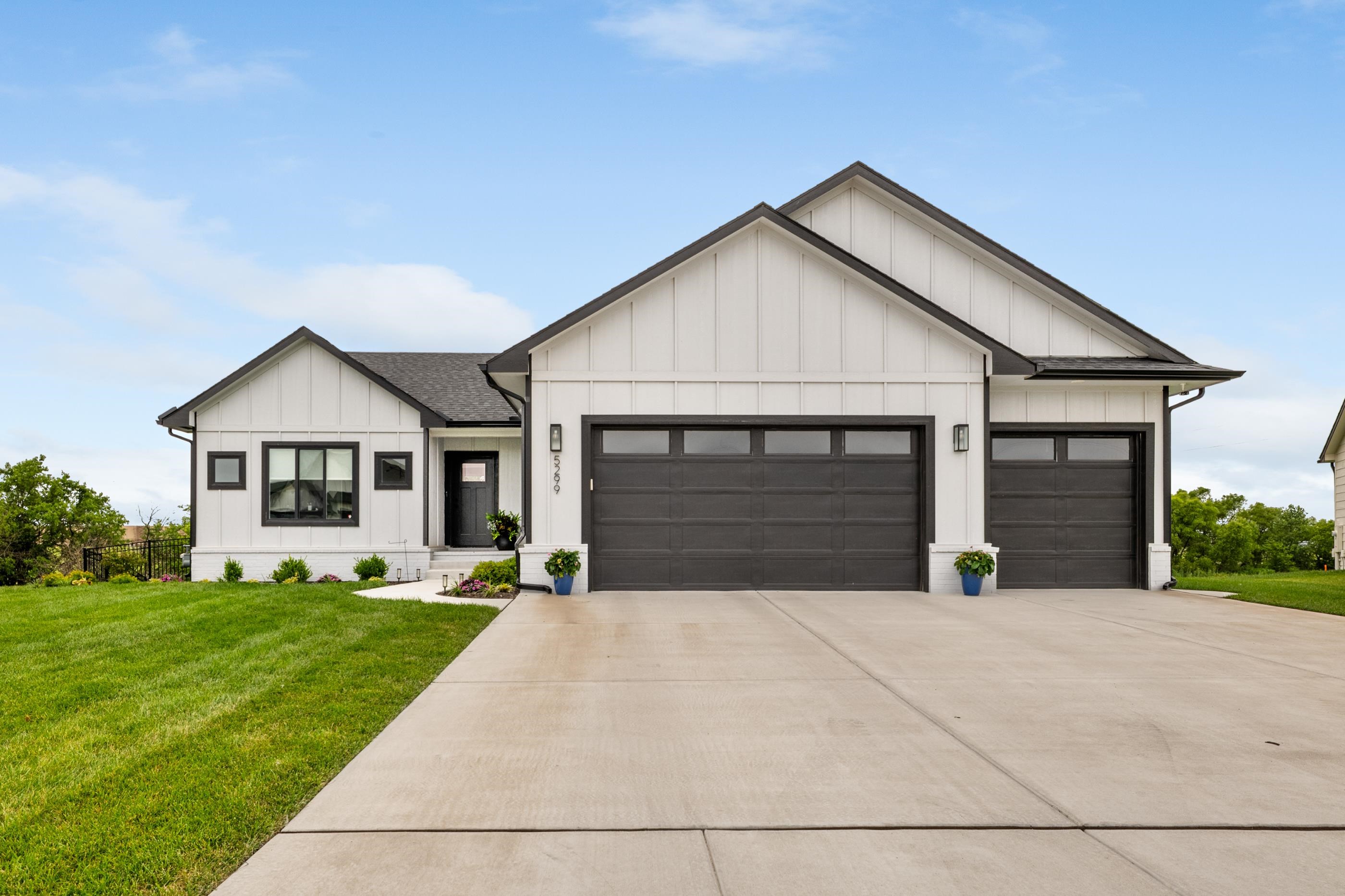 5299 N Hampton St, Bel Aire, KS 67226