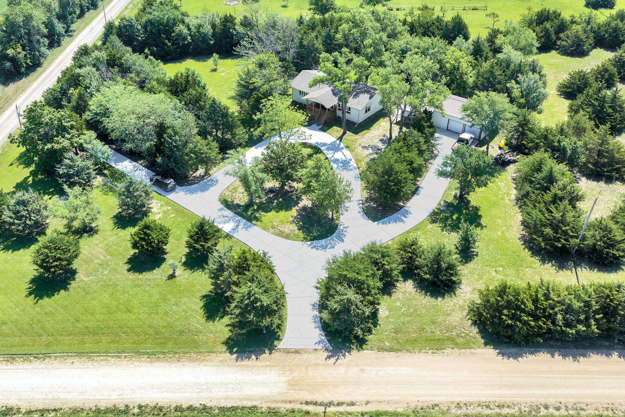 4936 NW County Line Rd, Benton, KS 67017