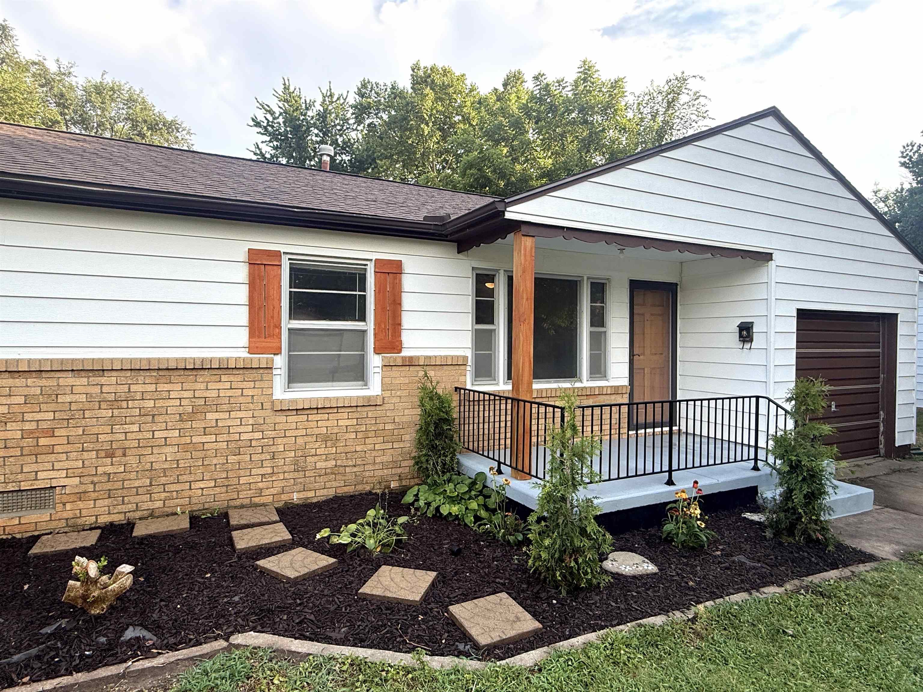 515 W 4th St, Haysville, KS 67060