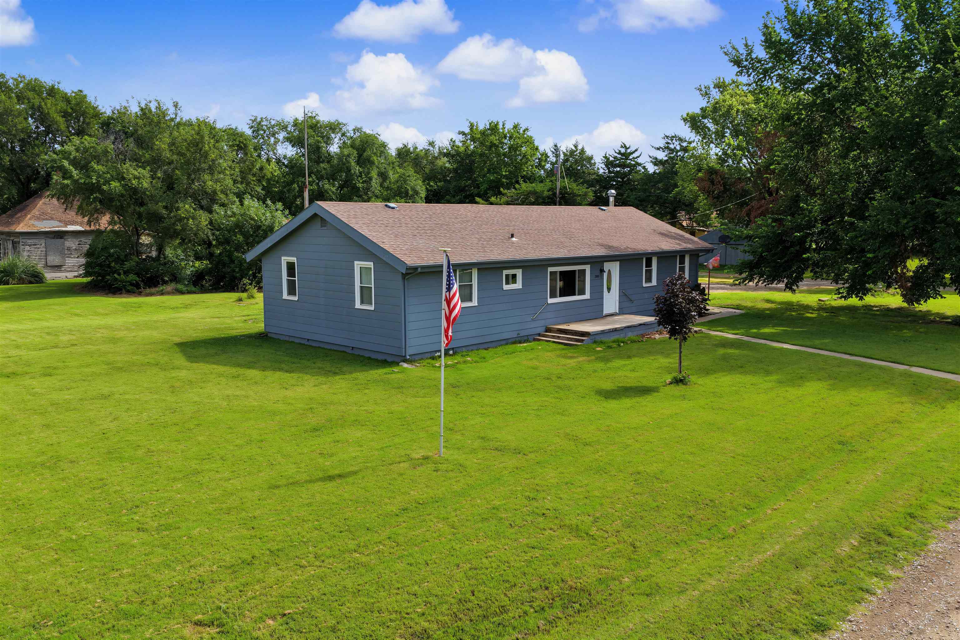 300 E Railroad Ave, Beverly, KS 67423-9110