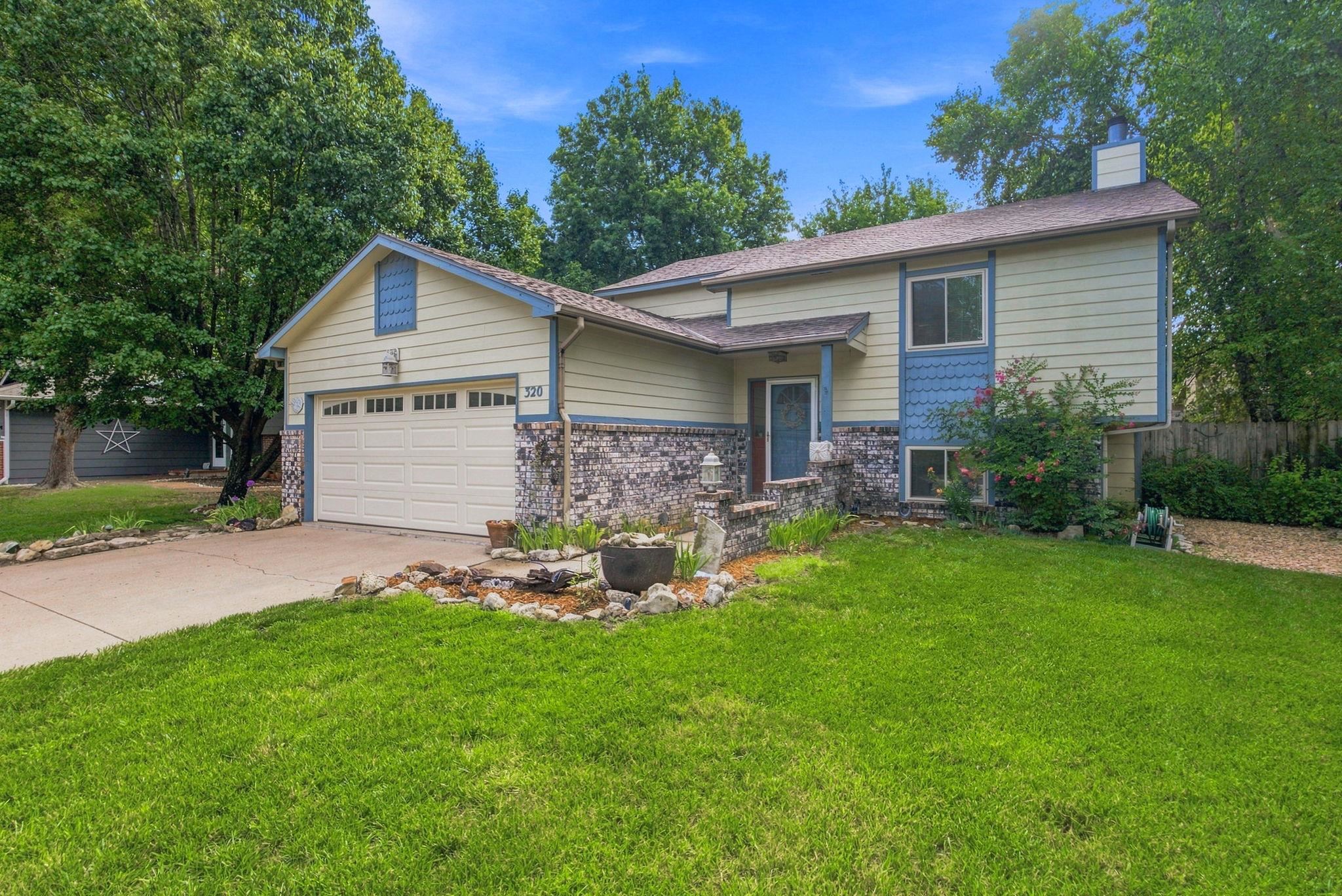 320 N Shawnee Dr, Kechi, KS 67067