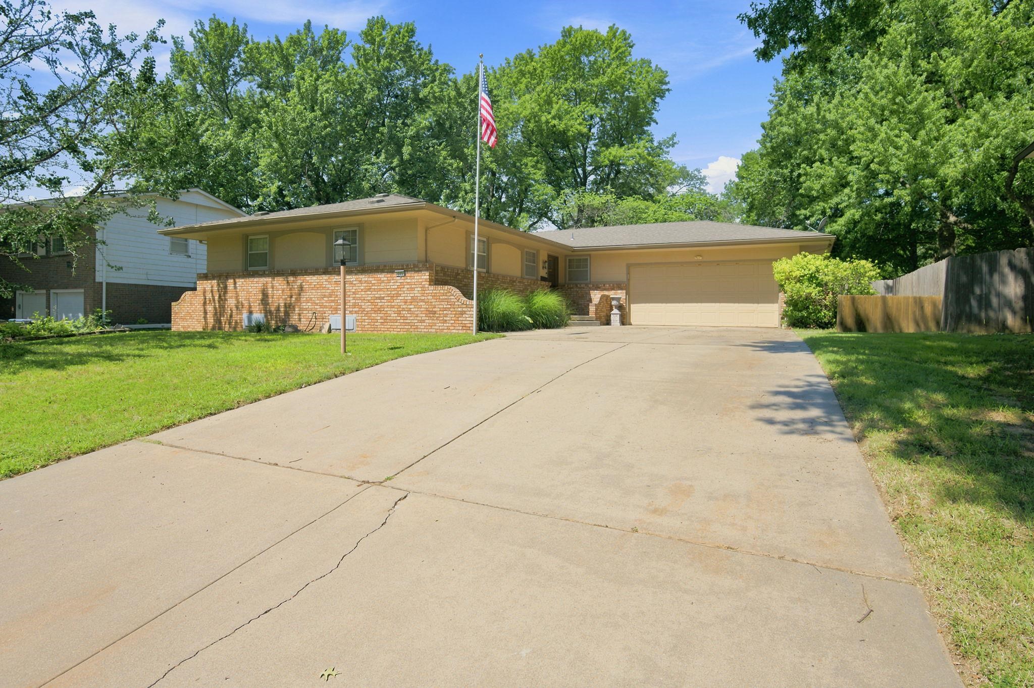 605 N Willow Dr, Derby, KS 67037