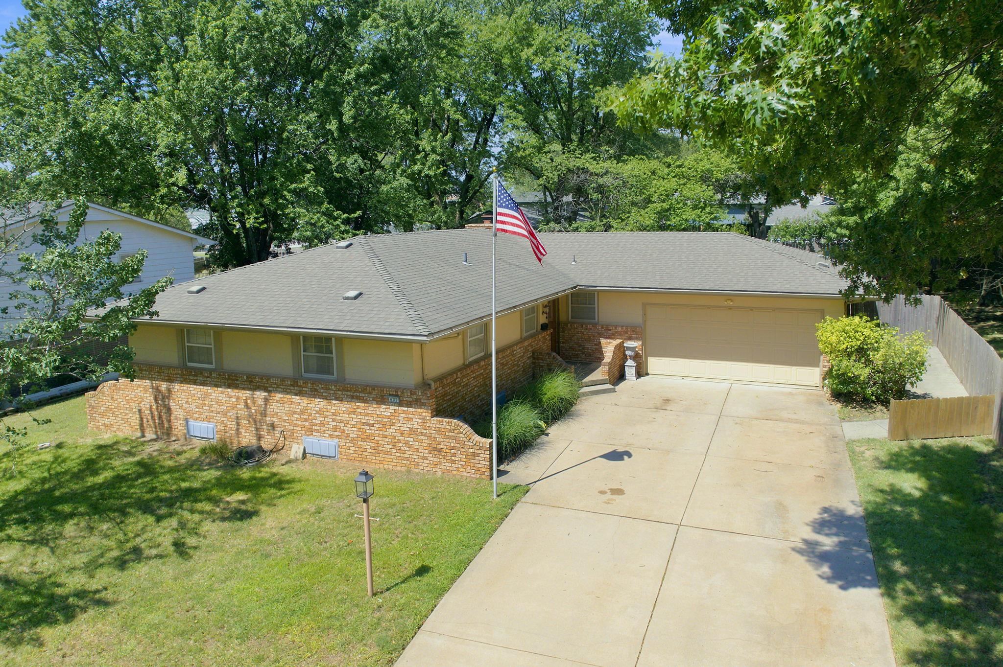 605 N Willow Dr, Derby, KS 67037