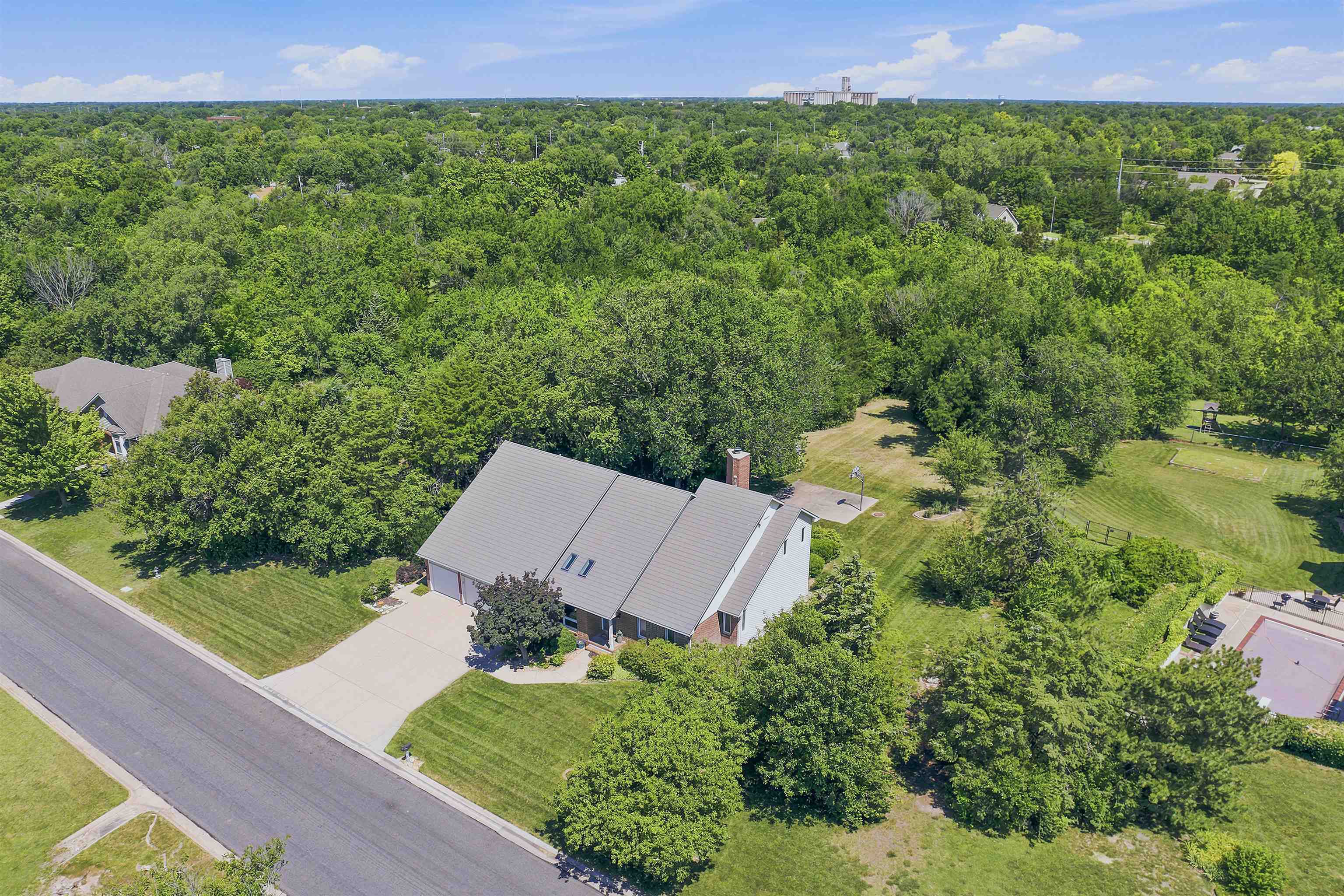 701 Wedgewood Dr, Newton, KS 67114