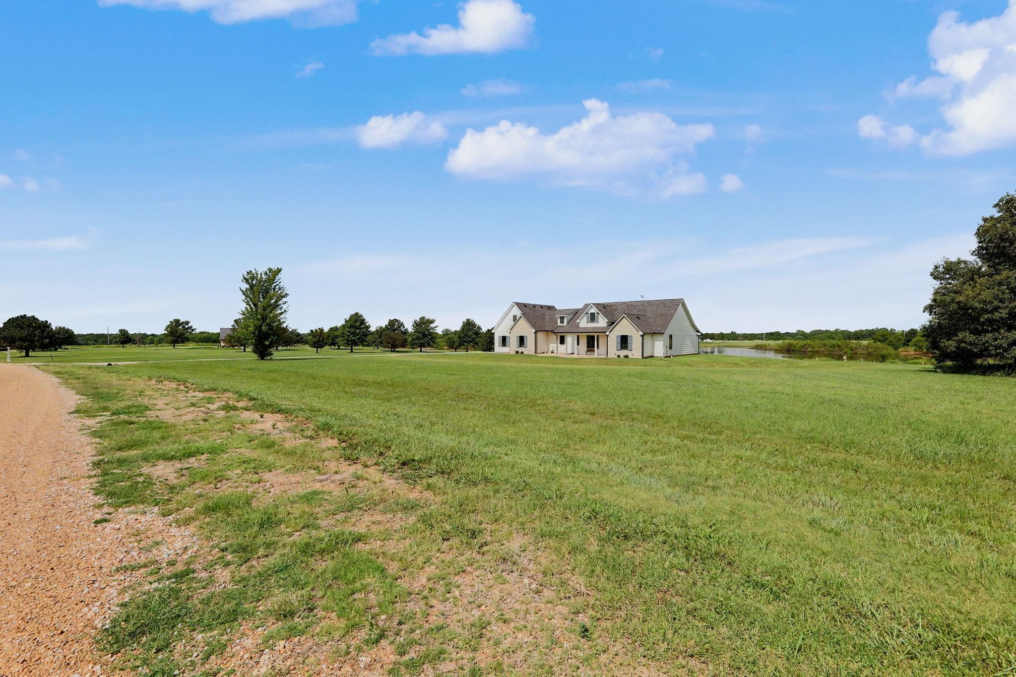 217 N Heritage Rd, Wellington, KS 67152