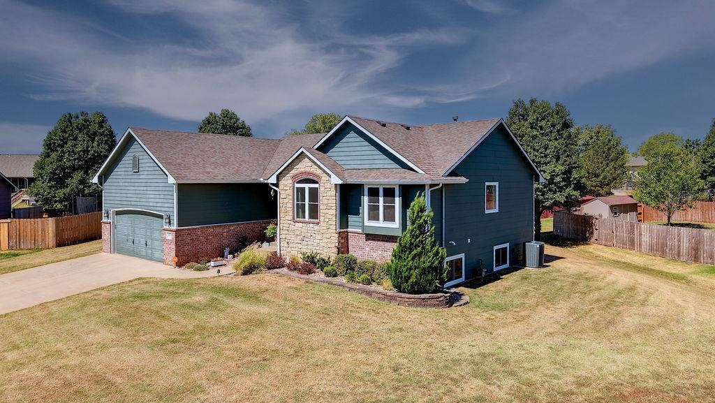 611 Cleek Ct, Winfield, KS 67156