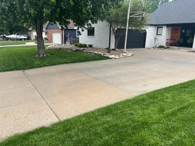 117 S Eastborough Rd, Salina, KS 67401