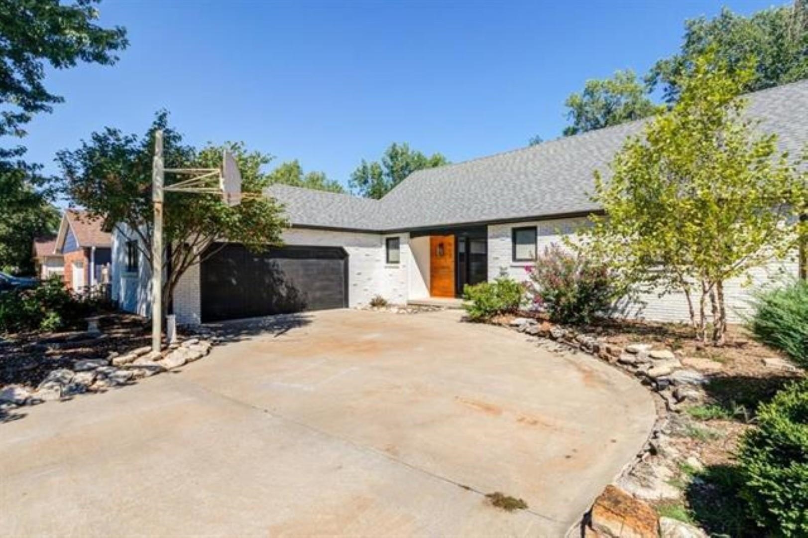 117 S Eastborough Rd, Salina, KS 67401