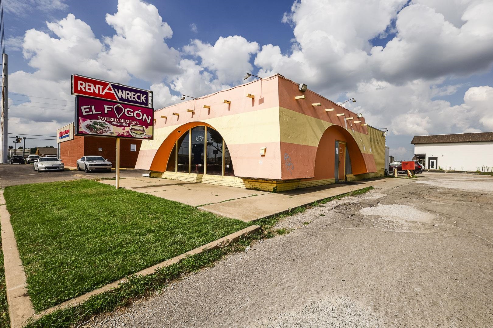 1555 S Bluffview, Wichita, KS 67218