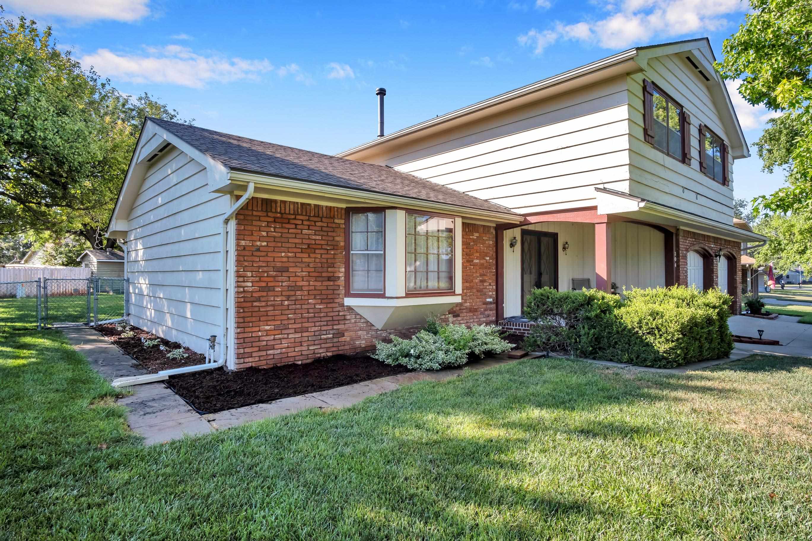 304 Rolling Hills Dr, Newton, KS 67114
