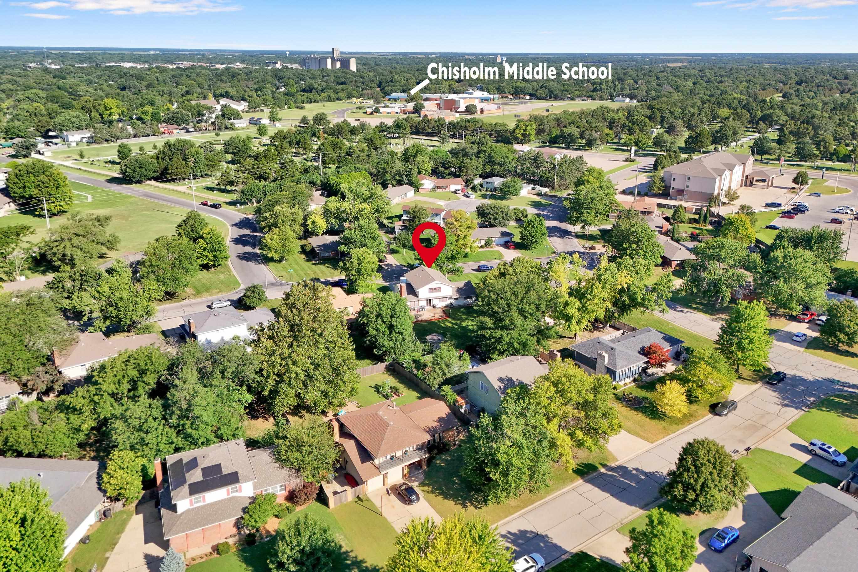 304 Rolling Hills Dr, Newton, KS 67114