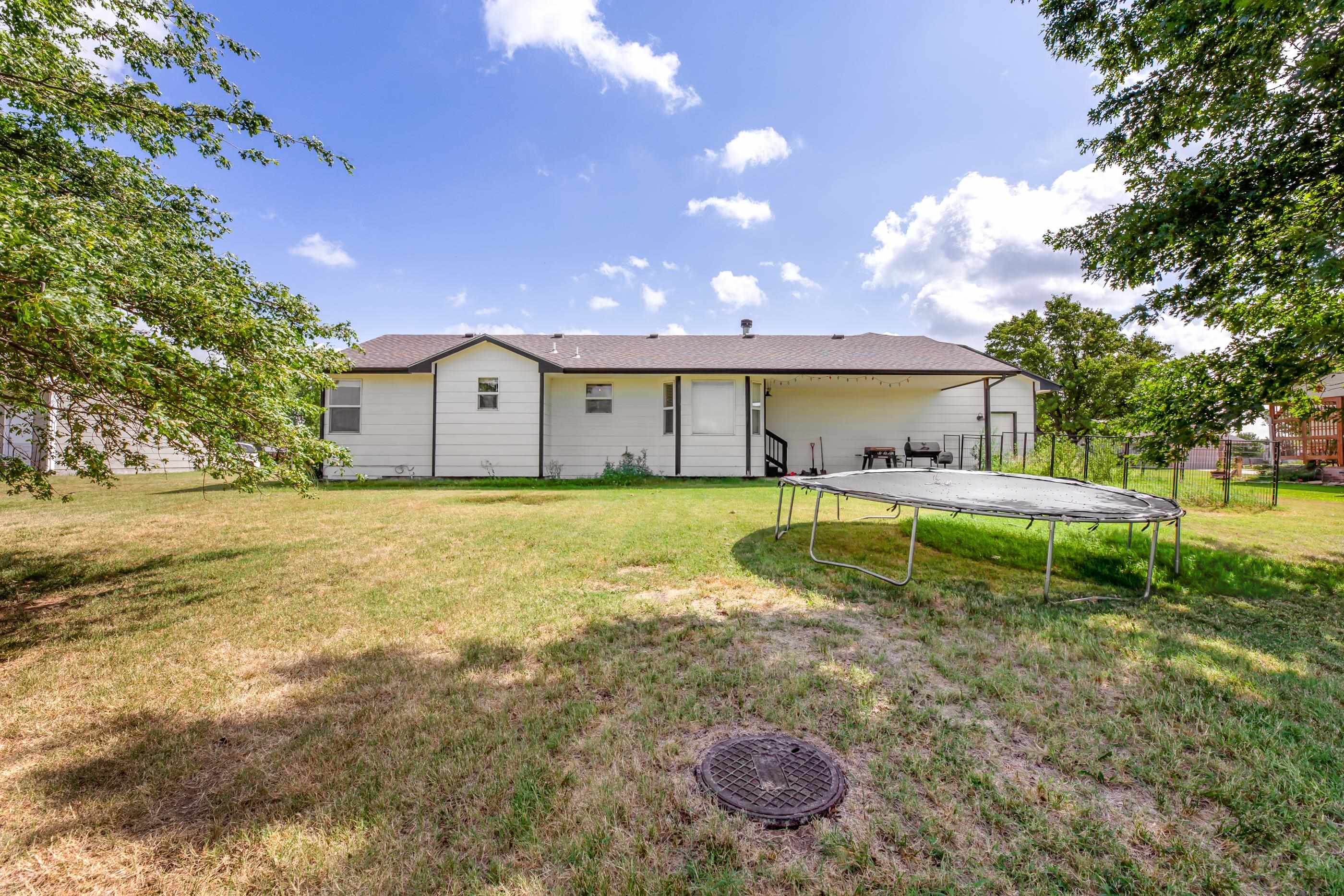605 Clover Ln, Hesston, KS 67062