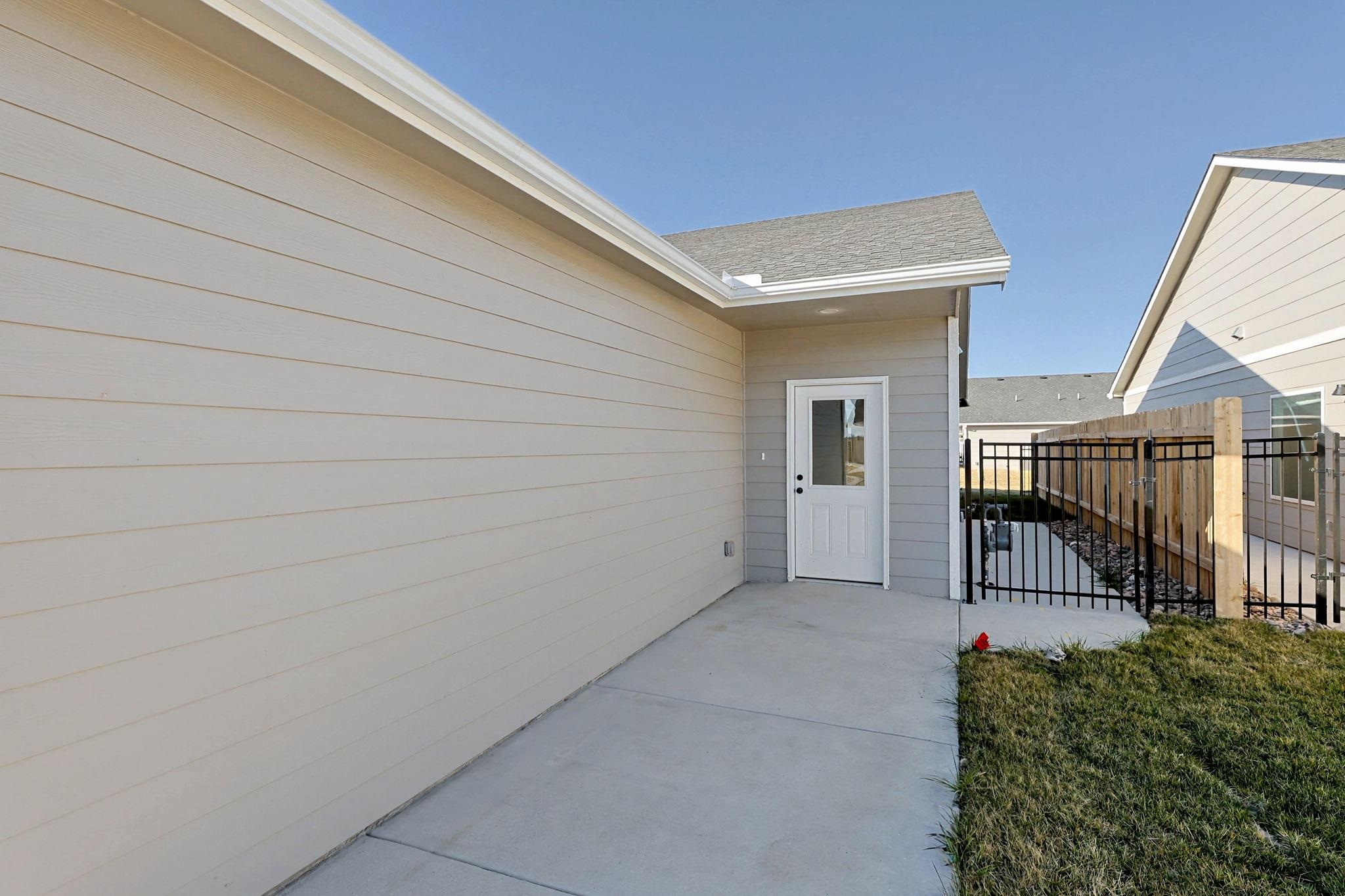 3827 S Bluelake Ct, Wichita, KS 67215