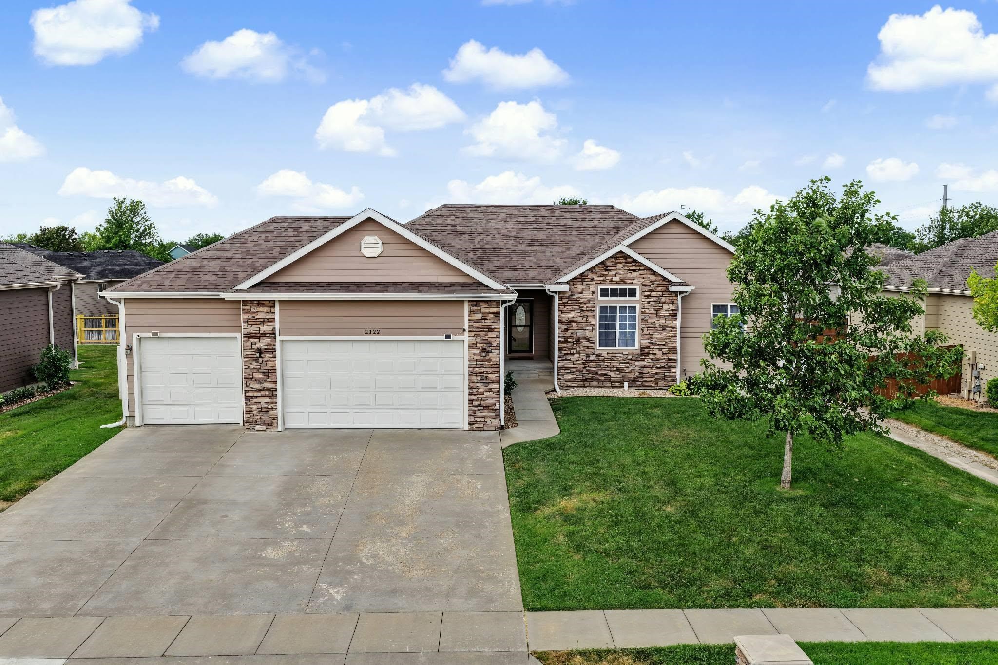 2122 Redhawk Ln, Salina, KS 67401