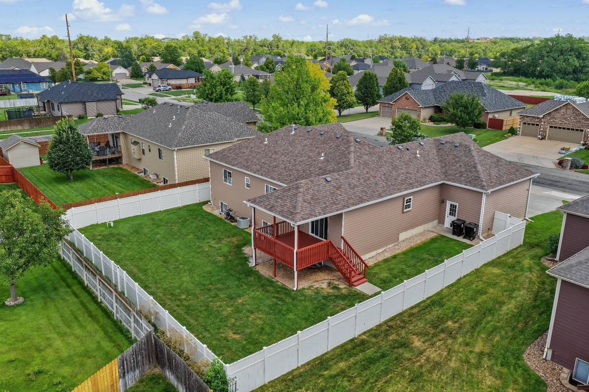2122 Redhawk Ln, Salina, KS 67401