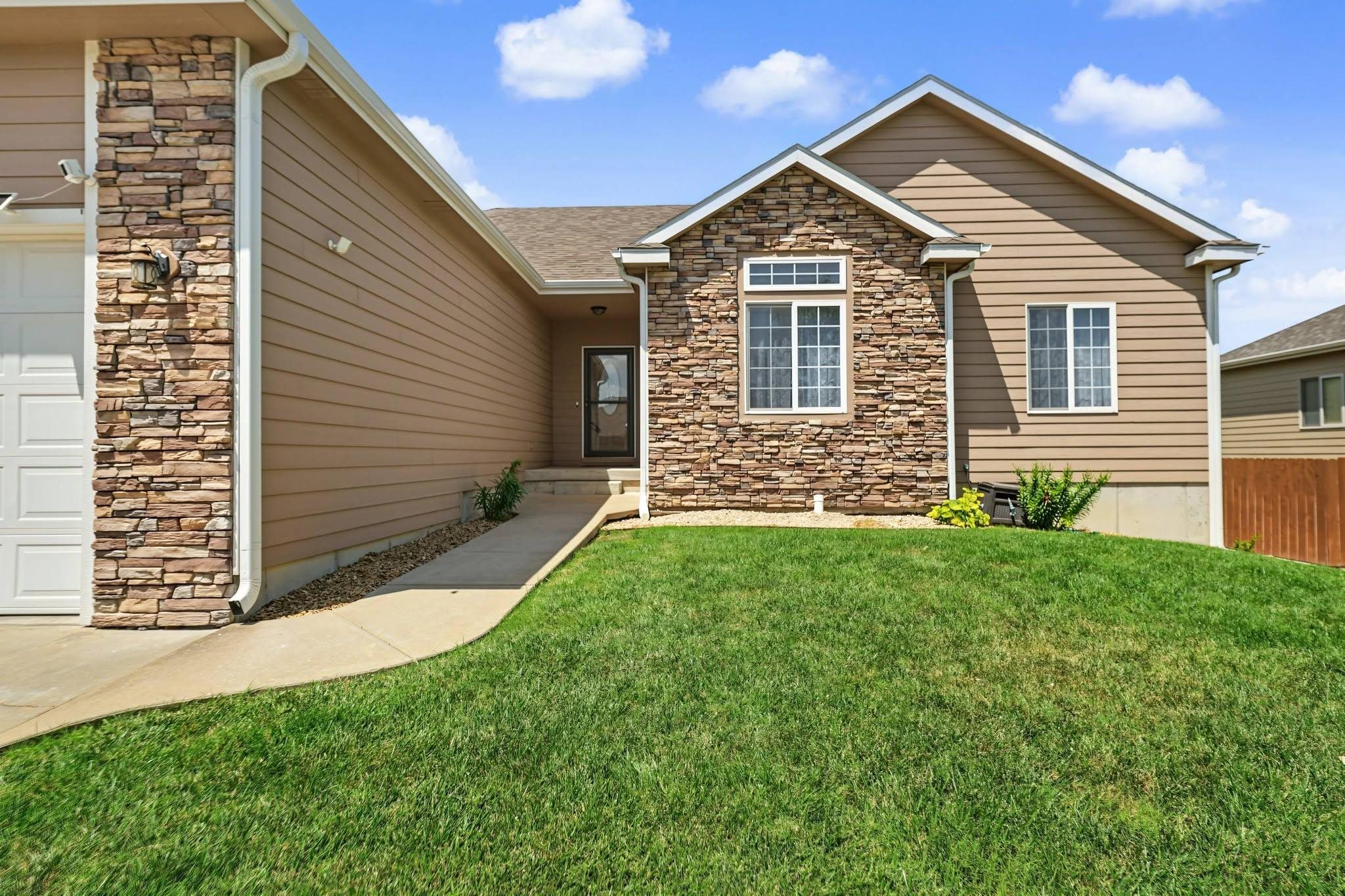 2122 Redhawk Ln, Salina, KS 67401