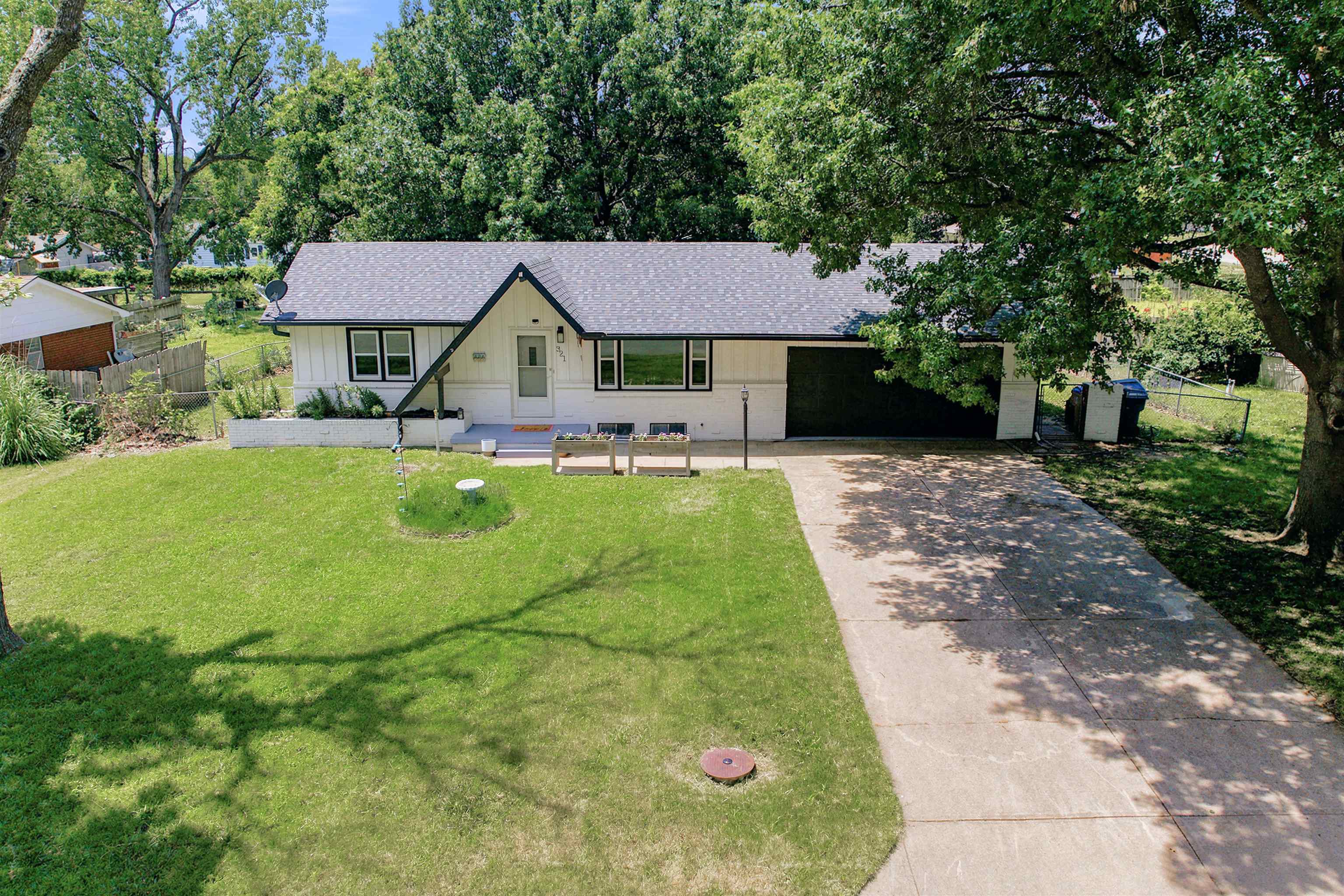 321 S 1st St, Clearwater, KS 67026