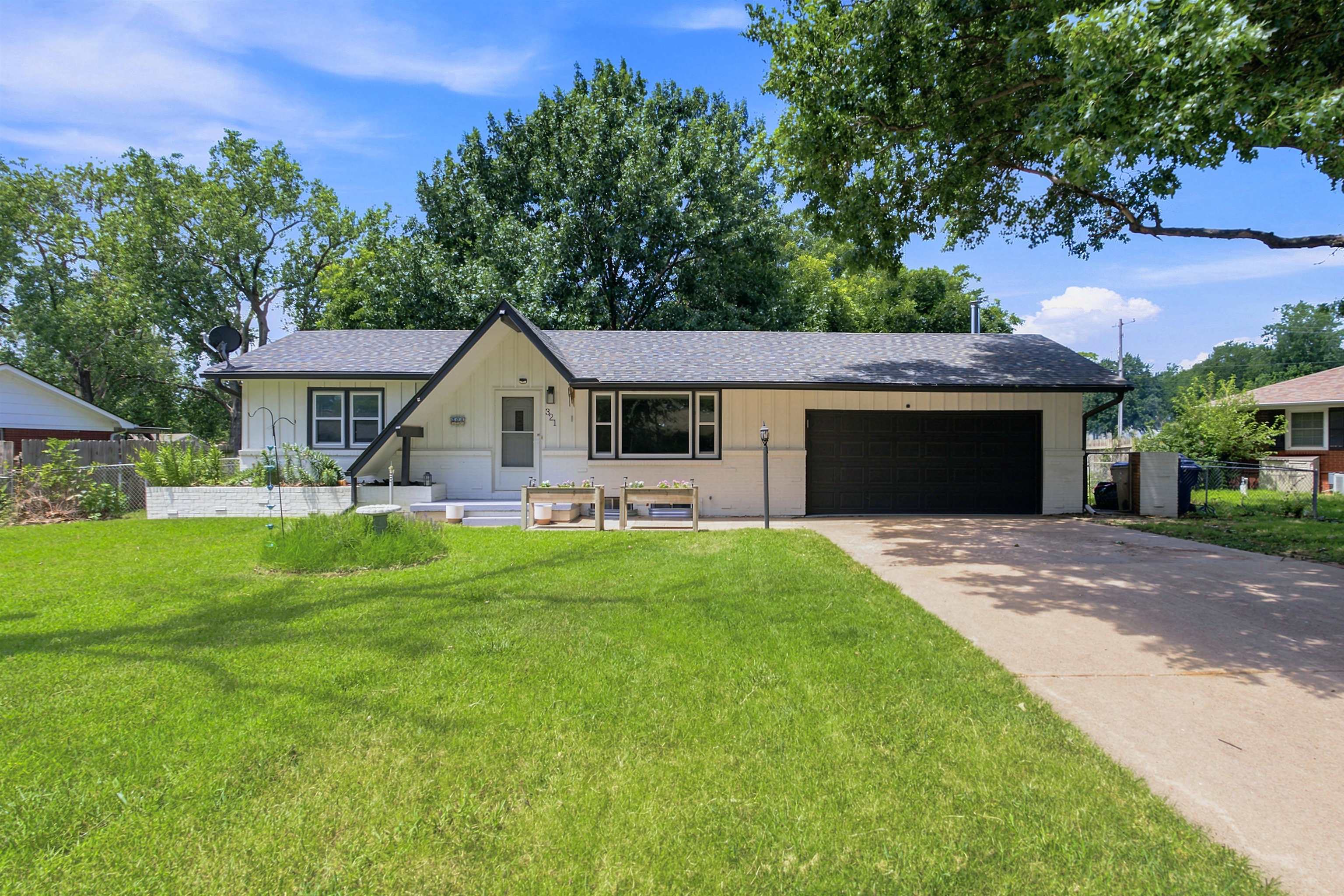 321 S 1st St, Clearwater, KS 67026