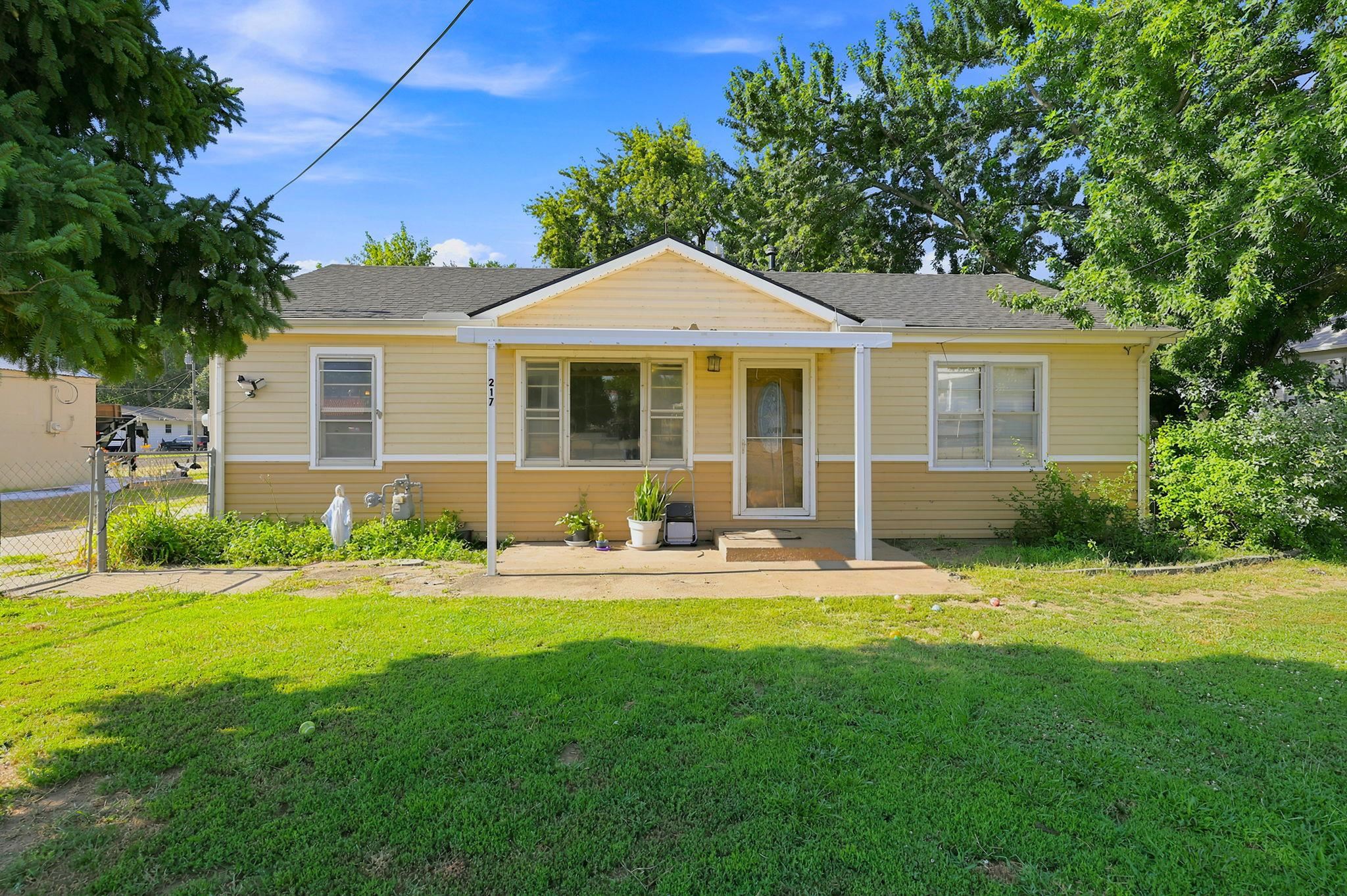 217 W Chicago Ave, Colwich, KS 67030