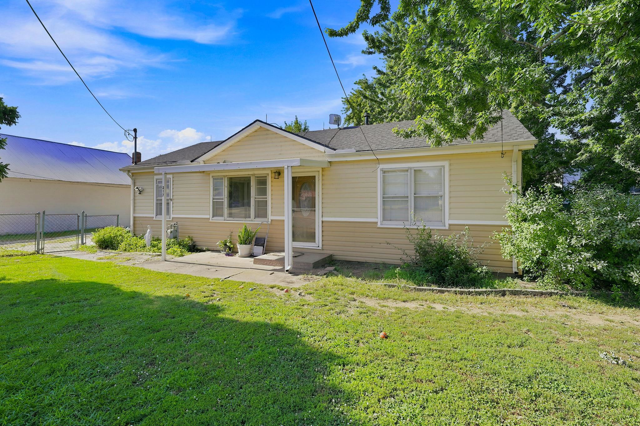 217 W Chicago Ave, Colwich, KS 67030