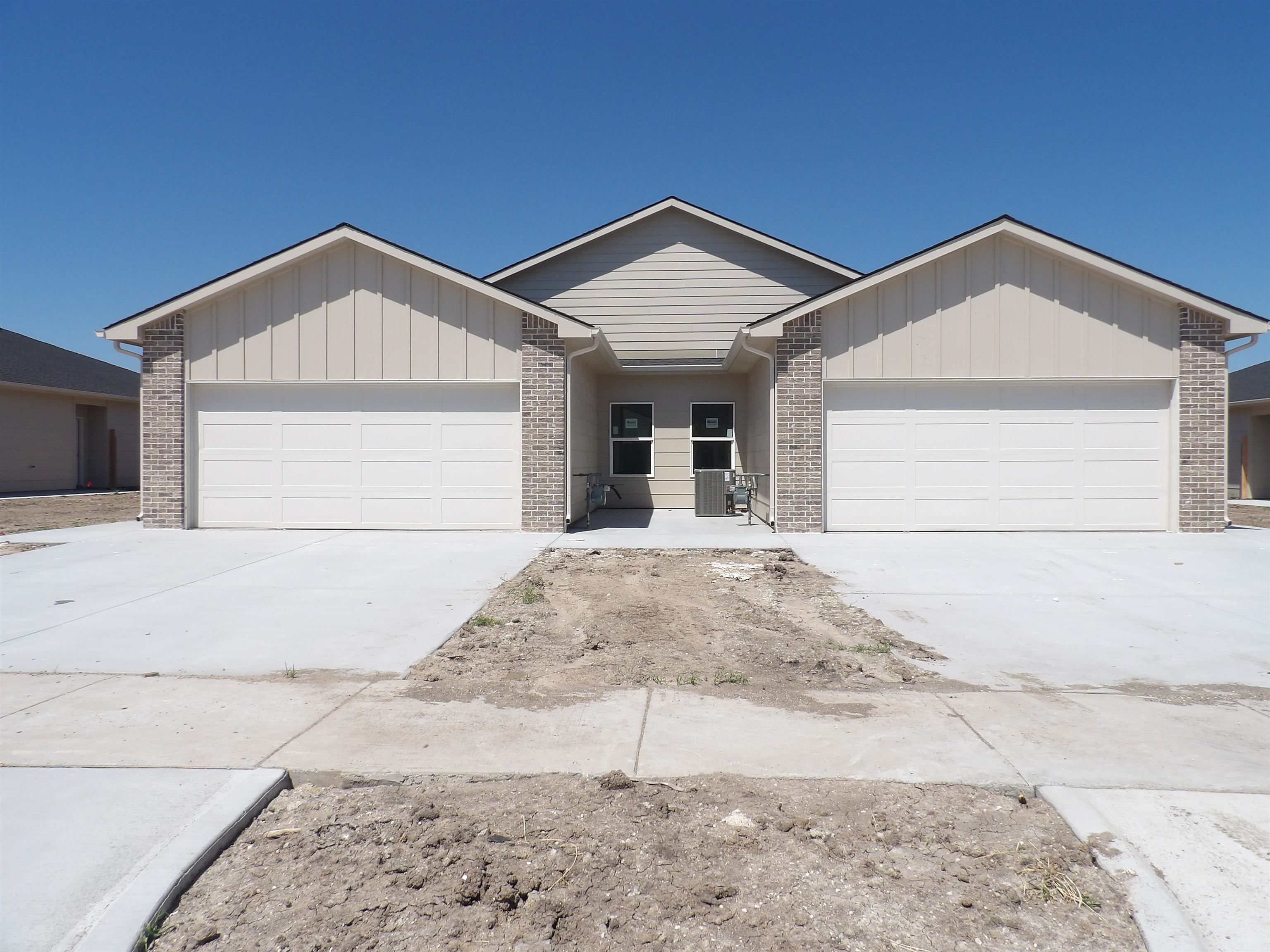 909-911 S Fox Ridge St, Newton, KS 67114