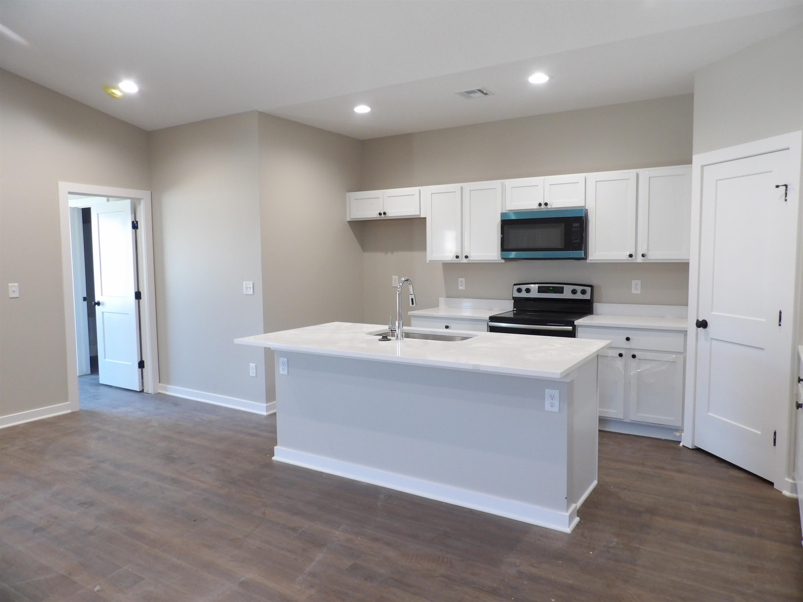915-917 S Fox Ridge St, Newton, KS 67114