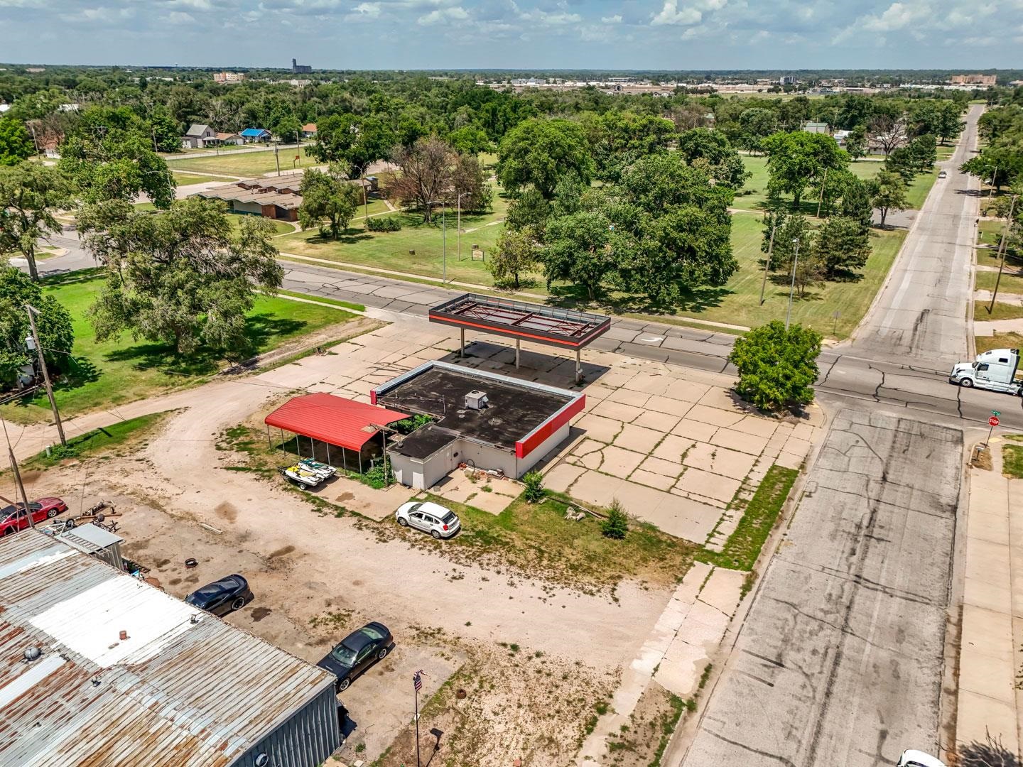 2021 E 4th St, Hutchinson, KS 67501