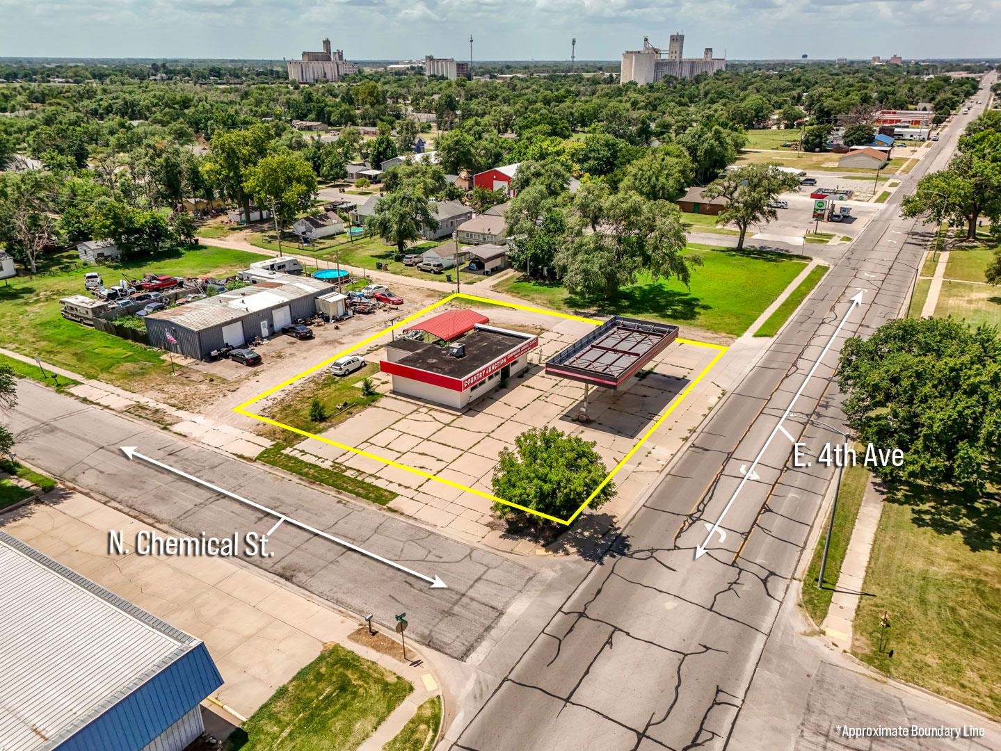 2021 E 4th St, Hutchinson, KS 67501