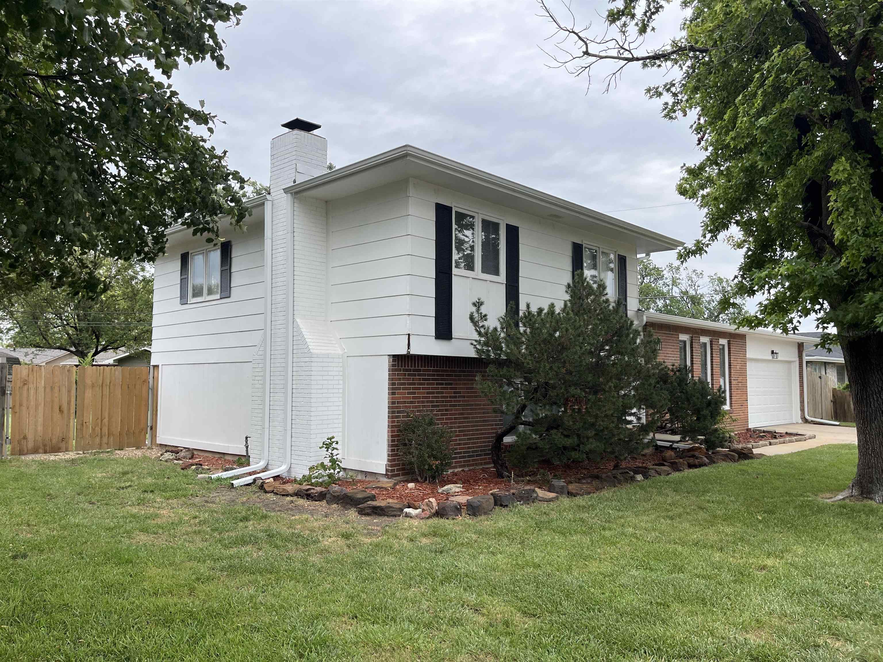 717 E Magnolia Rd, Salina, KS 67401
