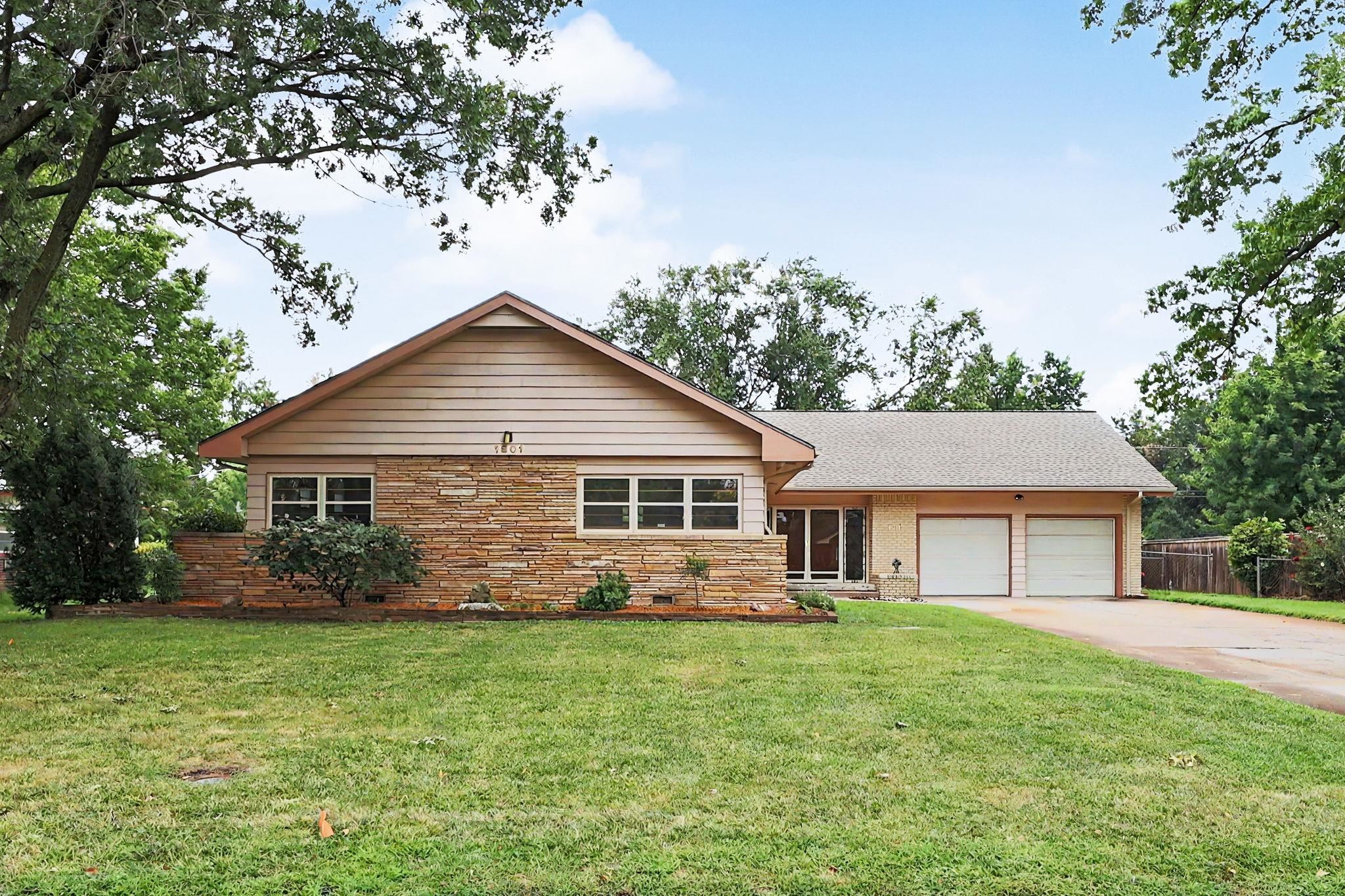 1901 W Nottingham Ln, Wichita, KS 67204