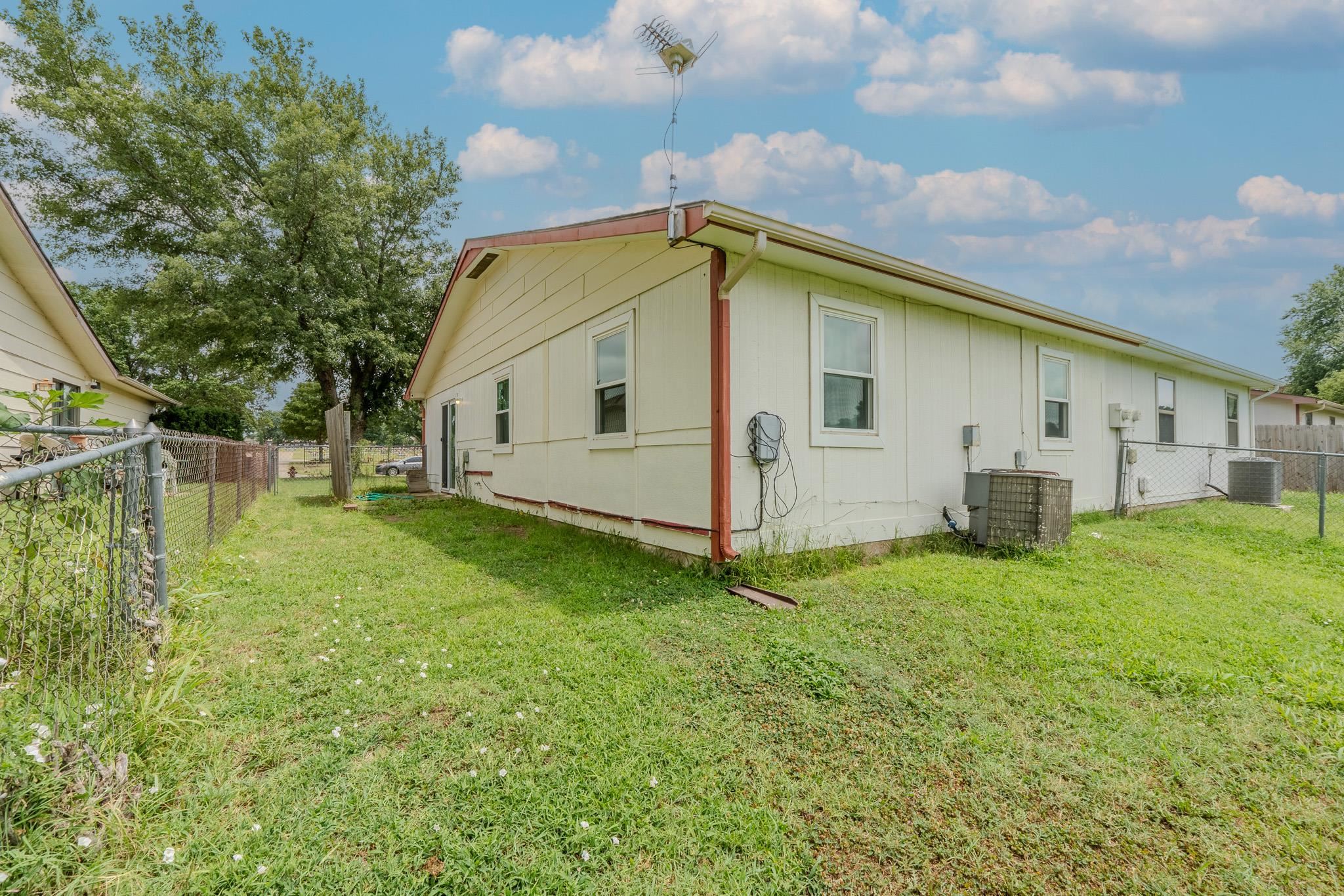 203 S Westview Dr, Derby, KS 67037