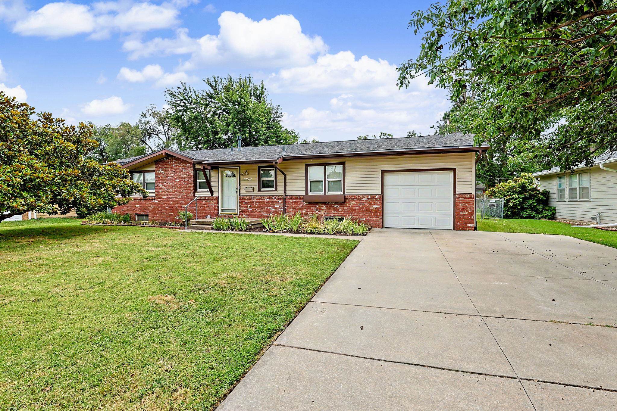 2027 W Manhattan Dr, Wichita, KS 67204