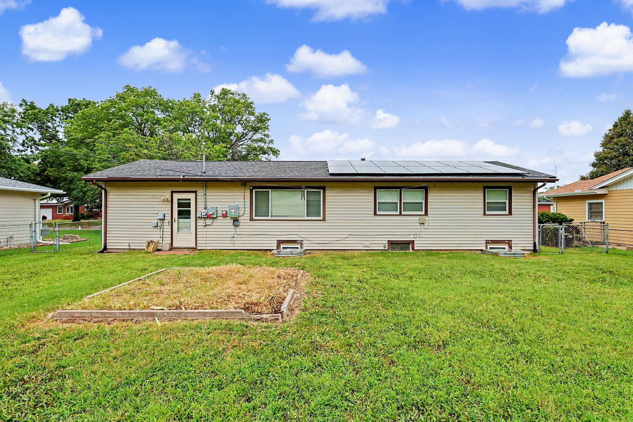 2027 W Manhattan Dr, Wichita, KS 67204