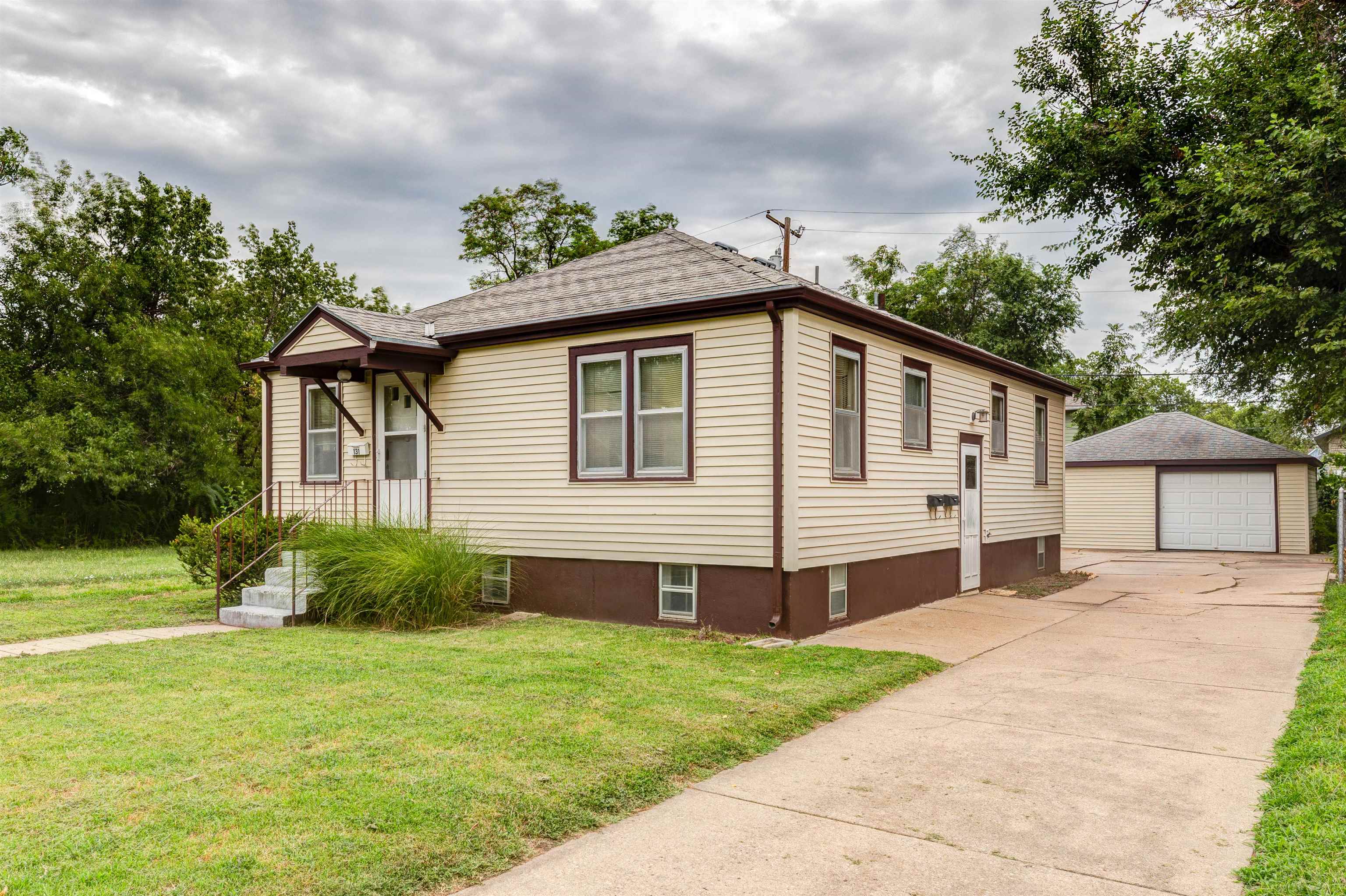 131 S 12th St, Salina, KS 67401