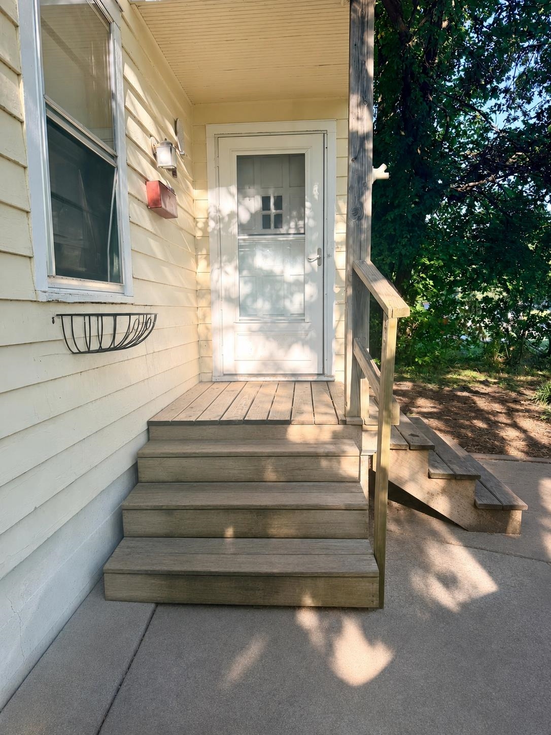 425 E 2nd St, Newton, KS 67114